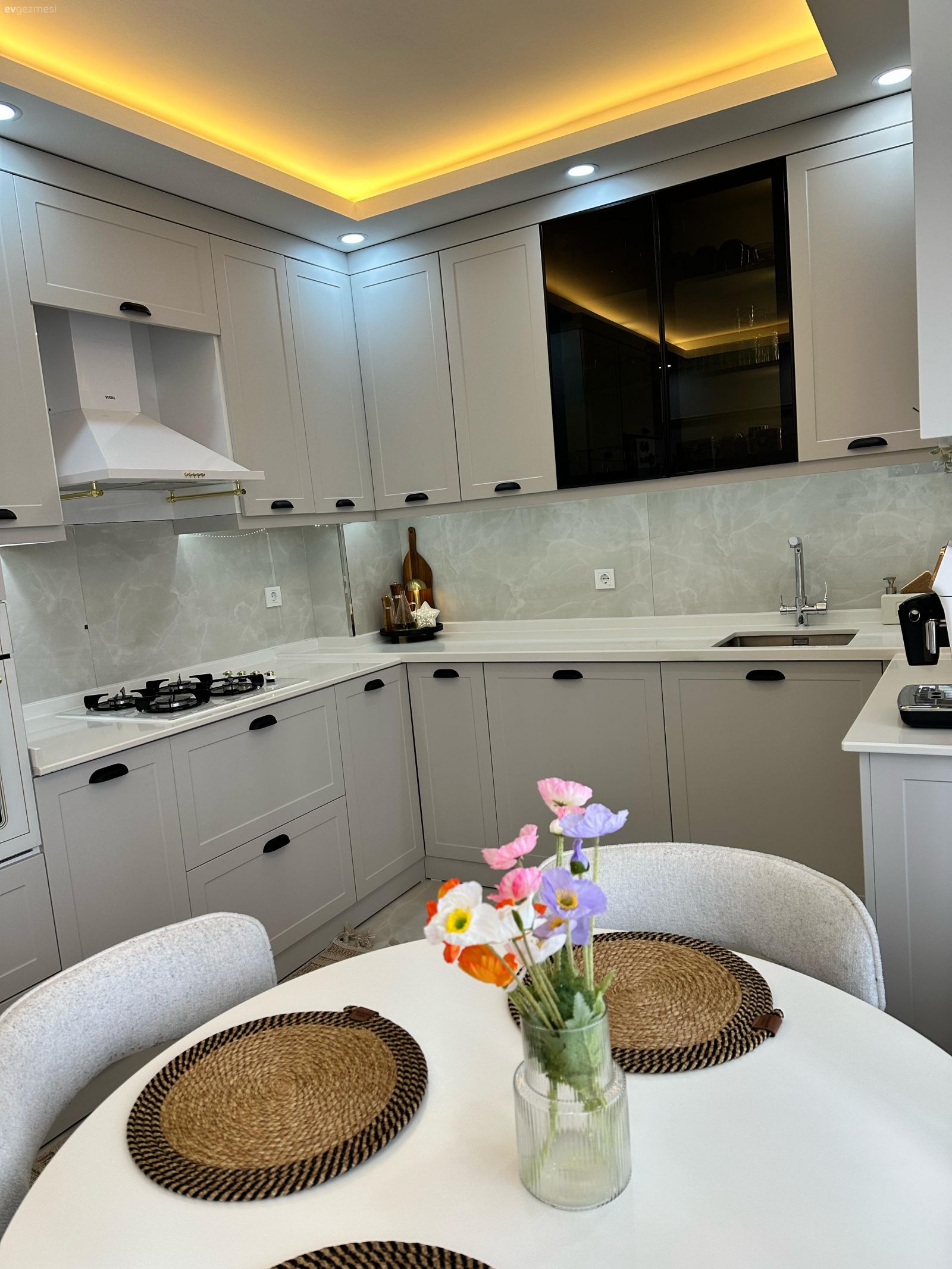 Bu Kırşehir Mutfağında Cam Kapaklar Şıklığı Arttırmış