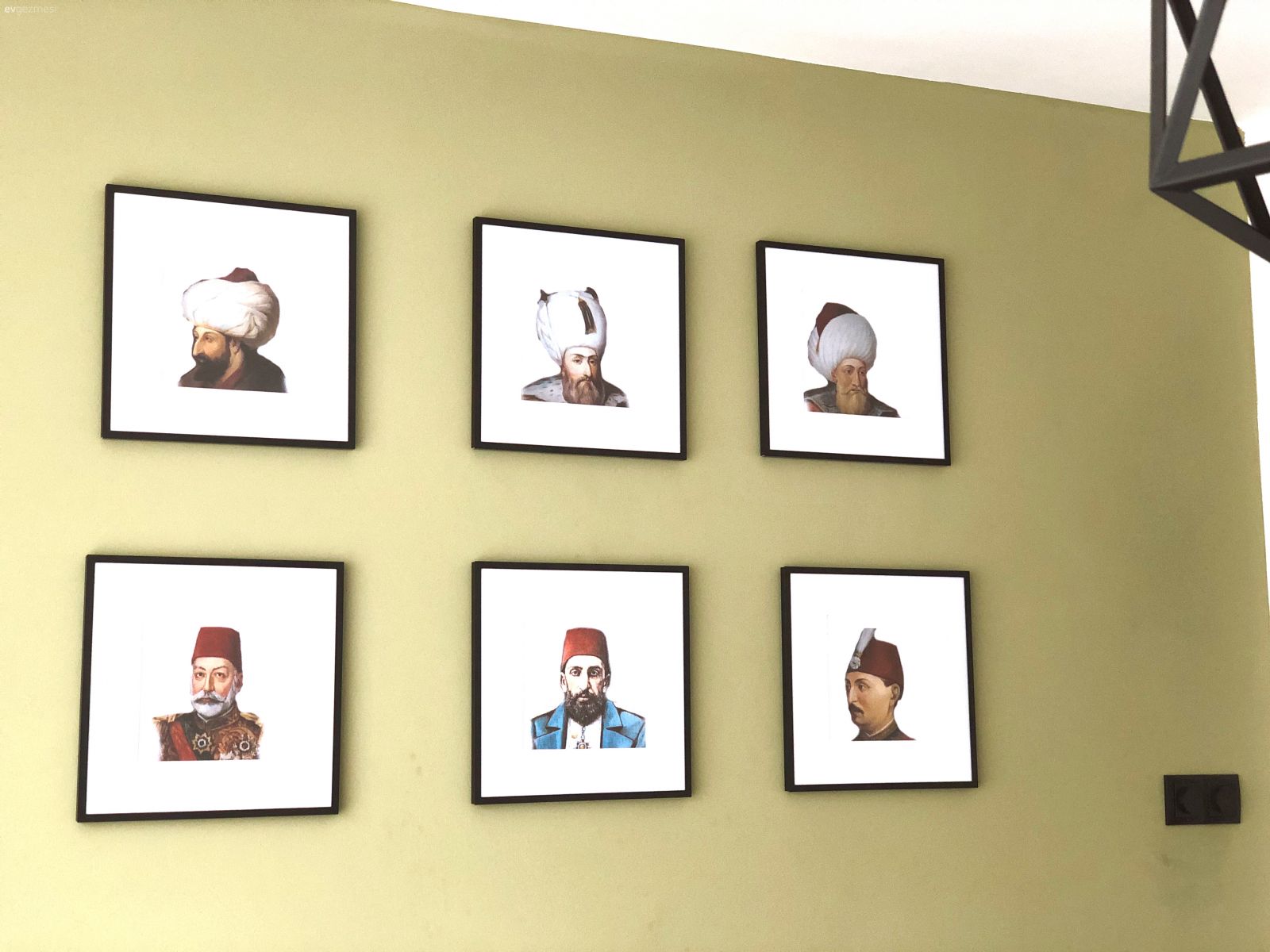 Bu Evin Duvarlarından Tarihi Kişilerin Sesi Yankılanıyor!