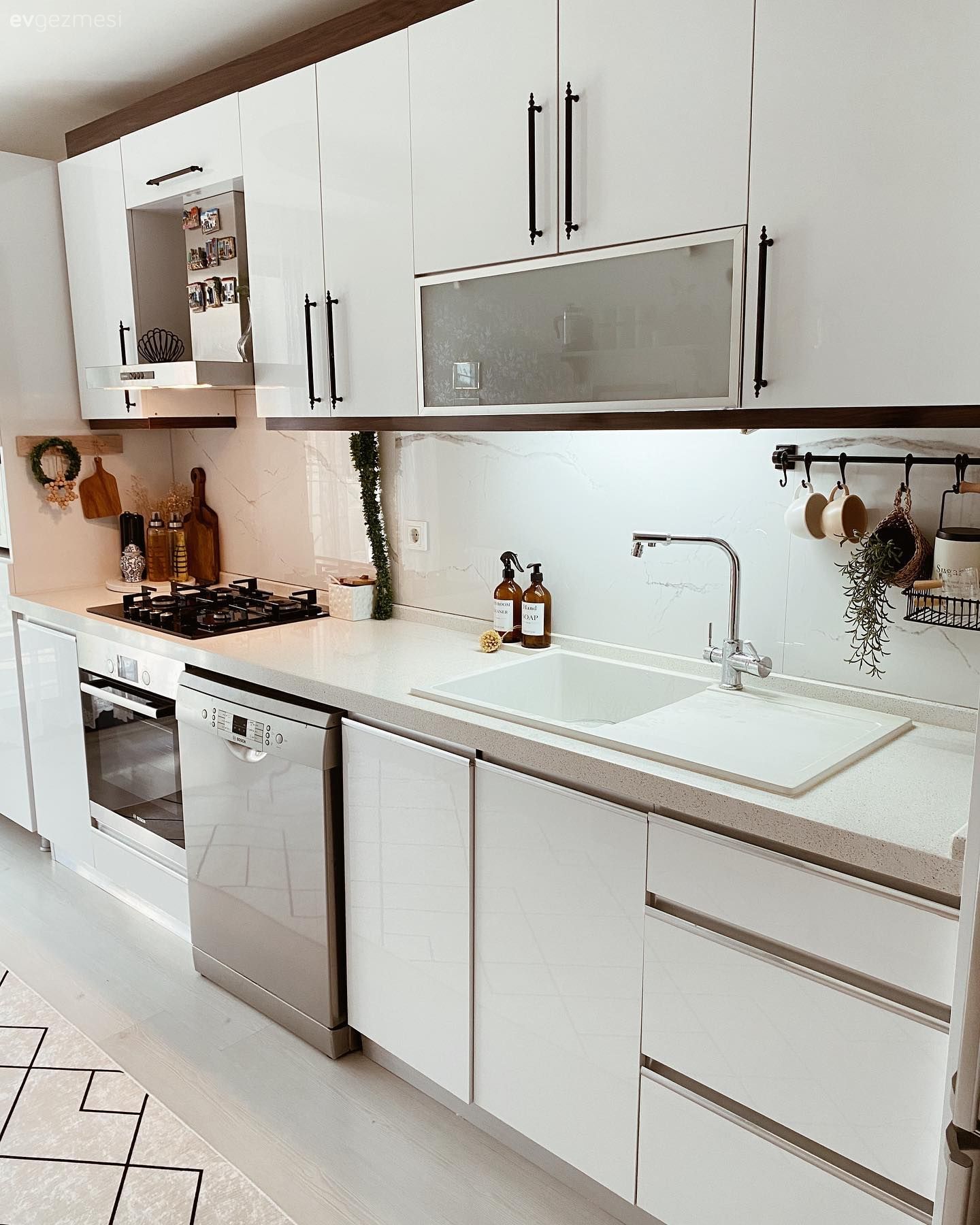 Mutfak, Beyaz, İskandinav, Mutfak tezgahı, Mutfak tezgah arası, Mutfak halısı, Mutfak rafı, Perde, Mutfak aksesuarları, Davlumbaz