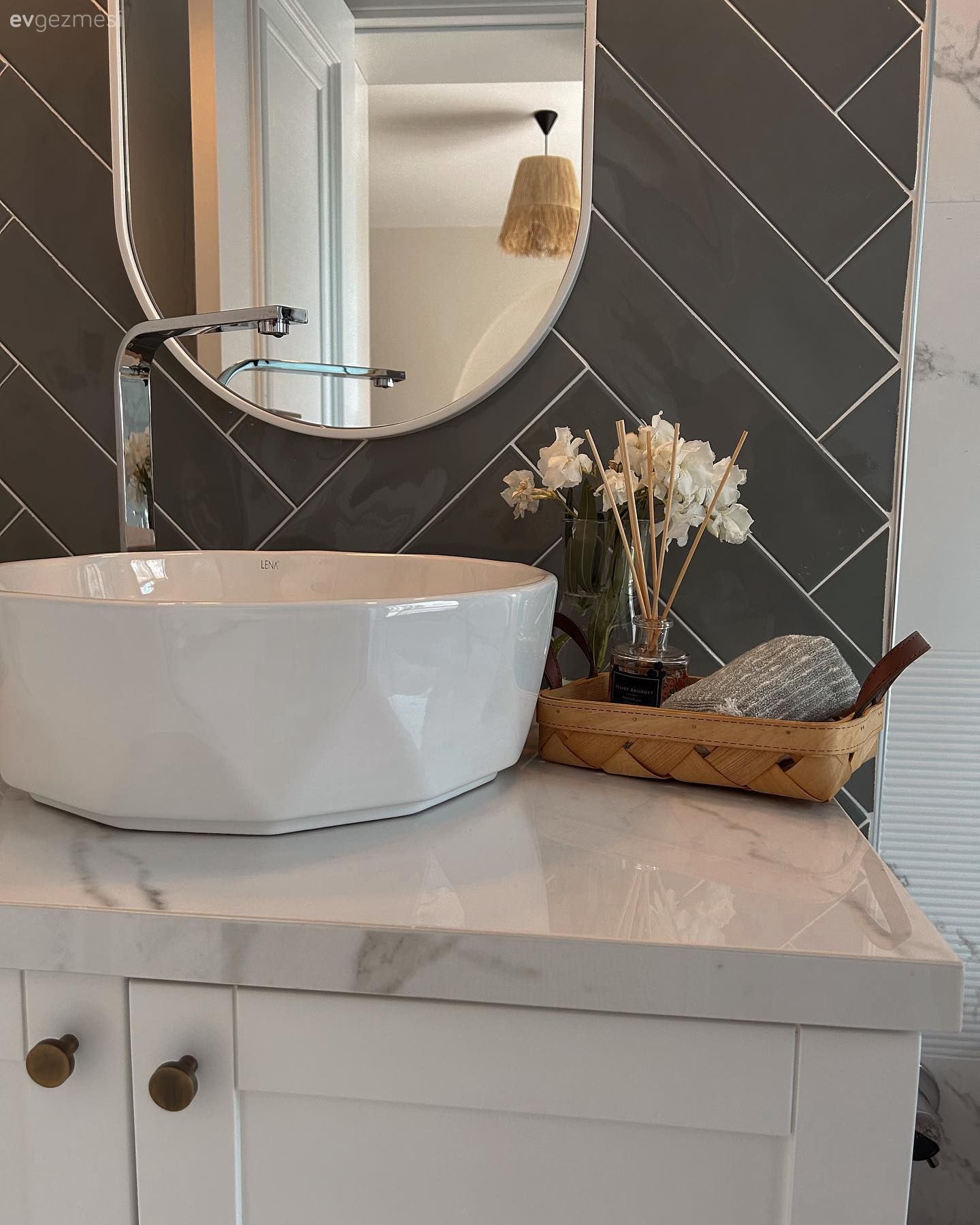 Banyo, Beyaz, Gri, Banyo dolabı, Banyo seramikleri, Banyo aynası, Aplik, Aydınlatma