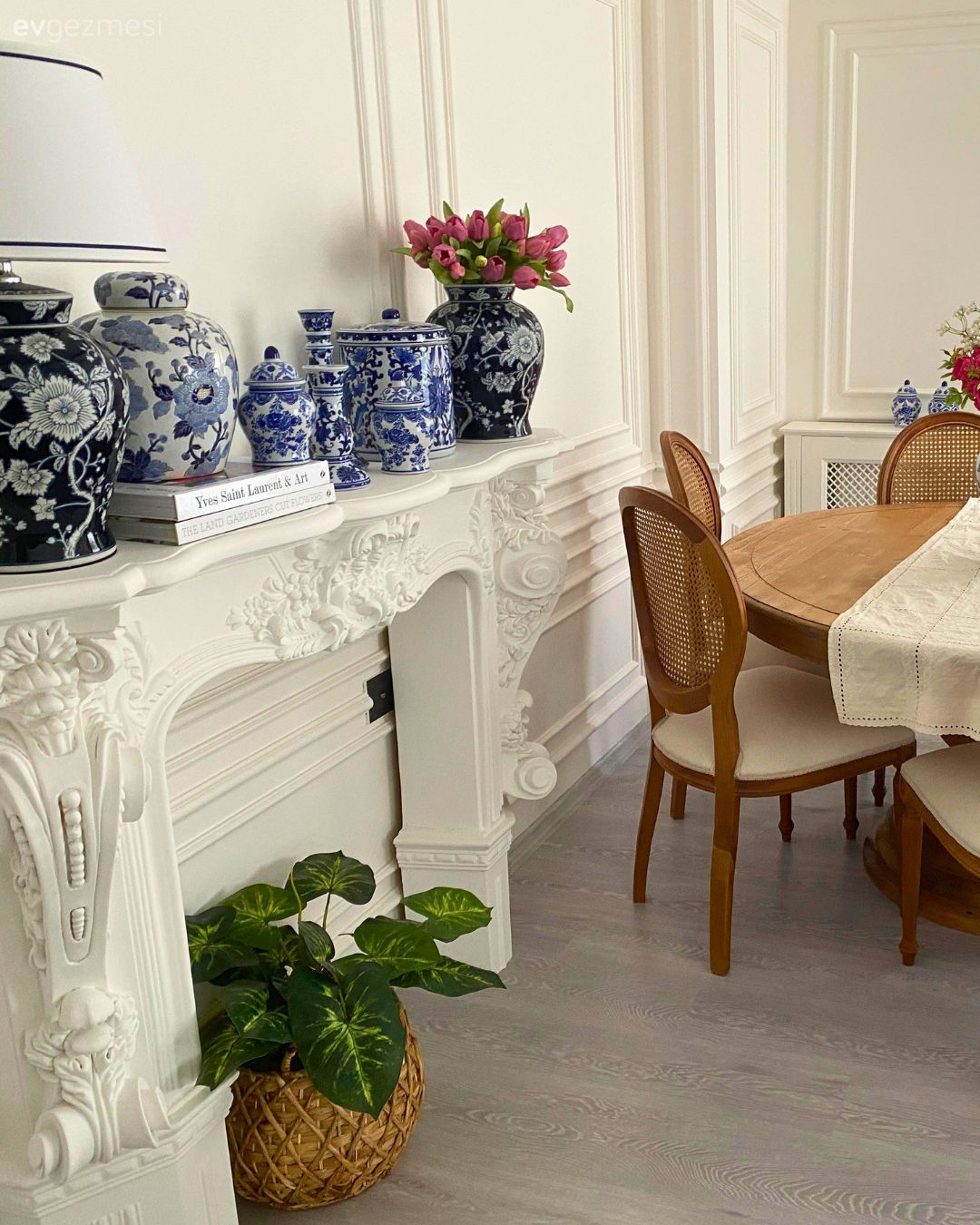 Country, Beyaz, Krem, Bej, Pembe, Ahşap Mobilya, Sandalye, Yemek masası, Duvar çıtalama, Dekoratif Objeler, Dekoratif şömine, Vazo, Ev Aksesuar, Ev bitkisi, Çiçekler, Abajur, Aydınlatma