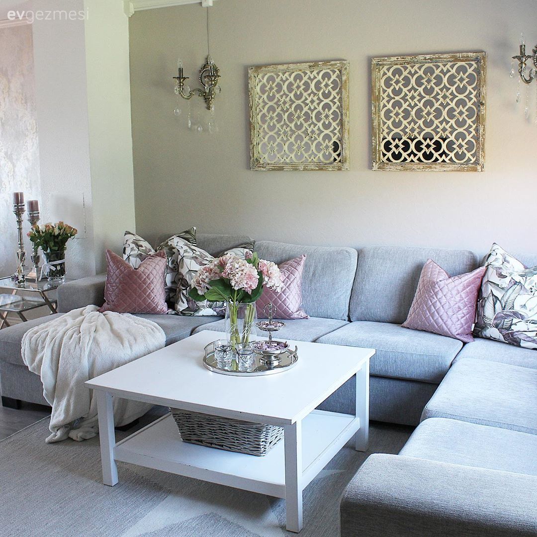 Salon, İskandinav, Bej, Beyaz, Gri, Pudra pembe, Köşe koltuk, Koltuk takımı, Uzanma koltuklu köşe, Orta sehpa, Sehpa, Halı, Salon halısı, Fener, Ev Aksesuar, Ayna, Duvar dekorasyonu, Aplik, Aydınlatma, Kırlent, Ev tekstili, Sehpa üstü aksesuarı, Vazo, Çiçekler, Şamdan