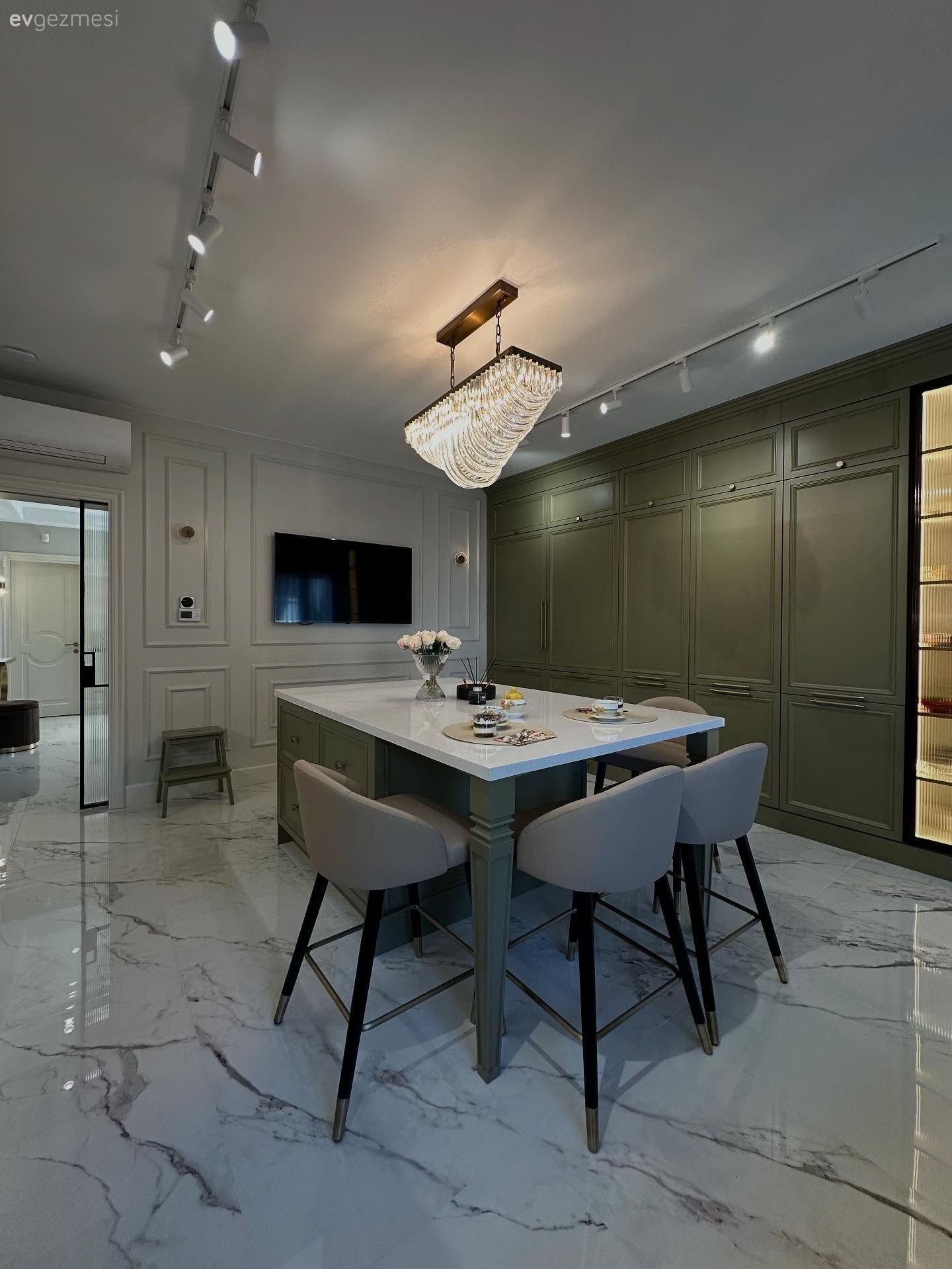 Yeşilin Belirgin Olduğu Bu Mutfakta Zıtlıkların Uyumu Var