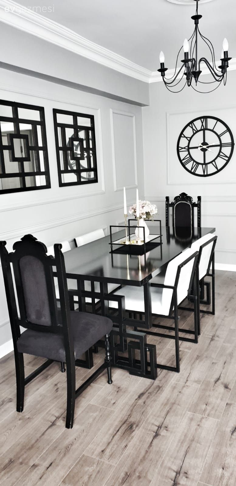 Yemek Odası, Yemek masası, Sandalye, Modern, Beyaz, Siyah, Metal duvar saati, Ayna, Duvar panosu, Duvar dekorasyonu, Parke, Yemek odası avizesi, Duvar çıtalama