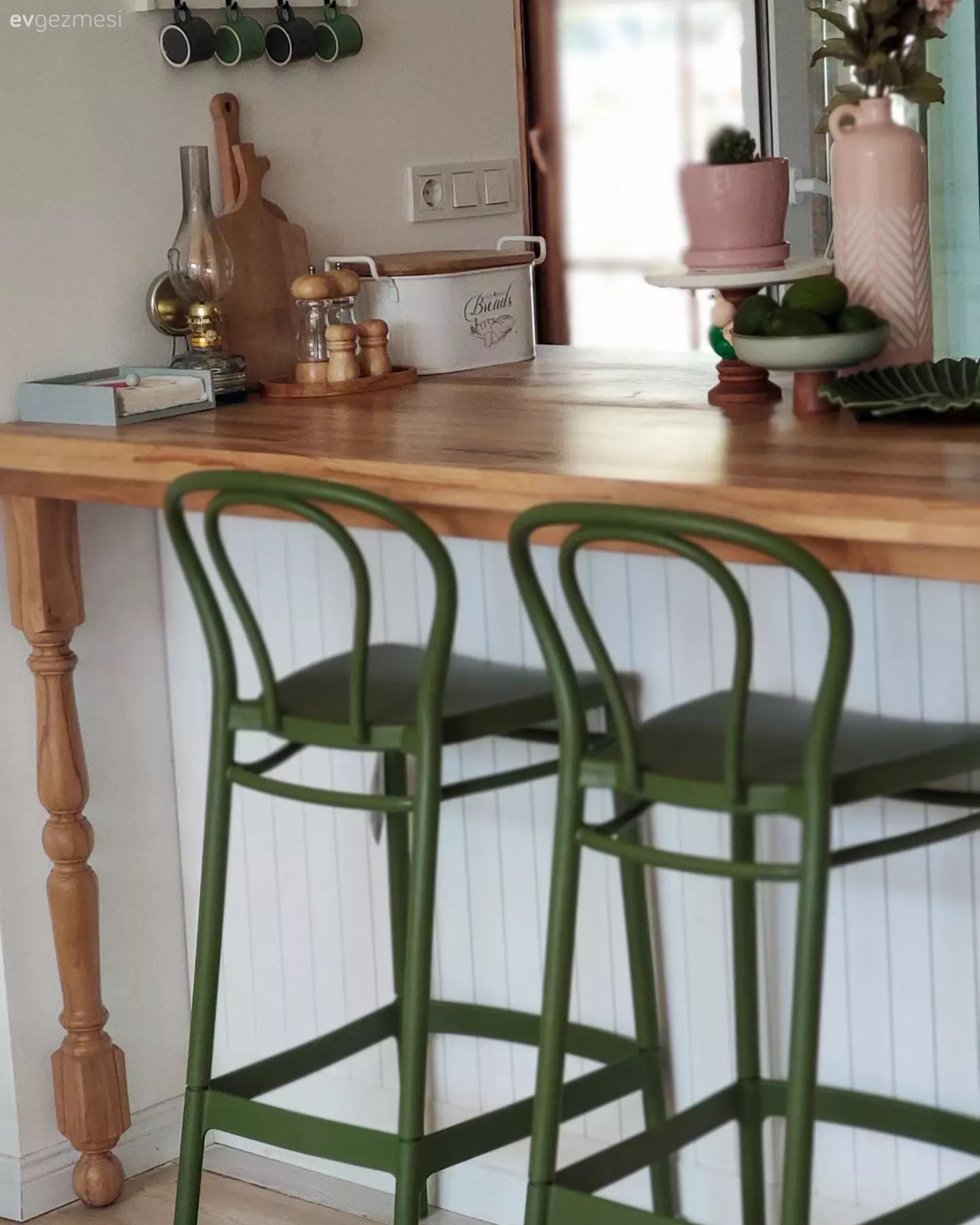 Mutfak yarım adası, Mutfak, Beyaz ve ahşap mutfak, Sandalye, Yeşil, Mutfak aksesuarları