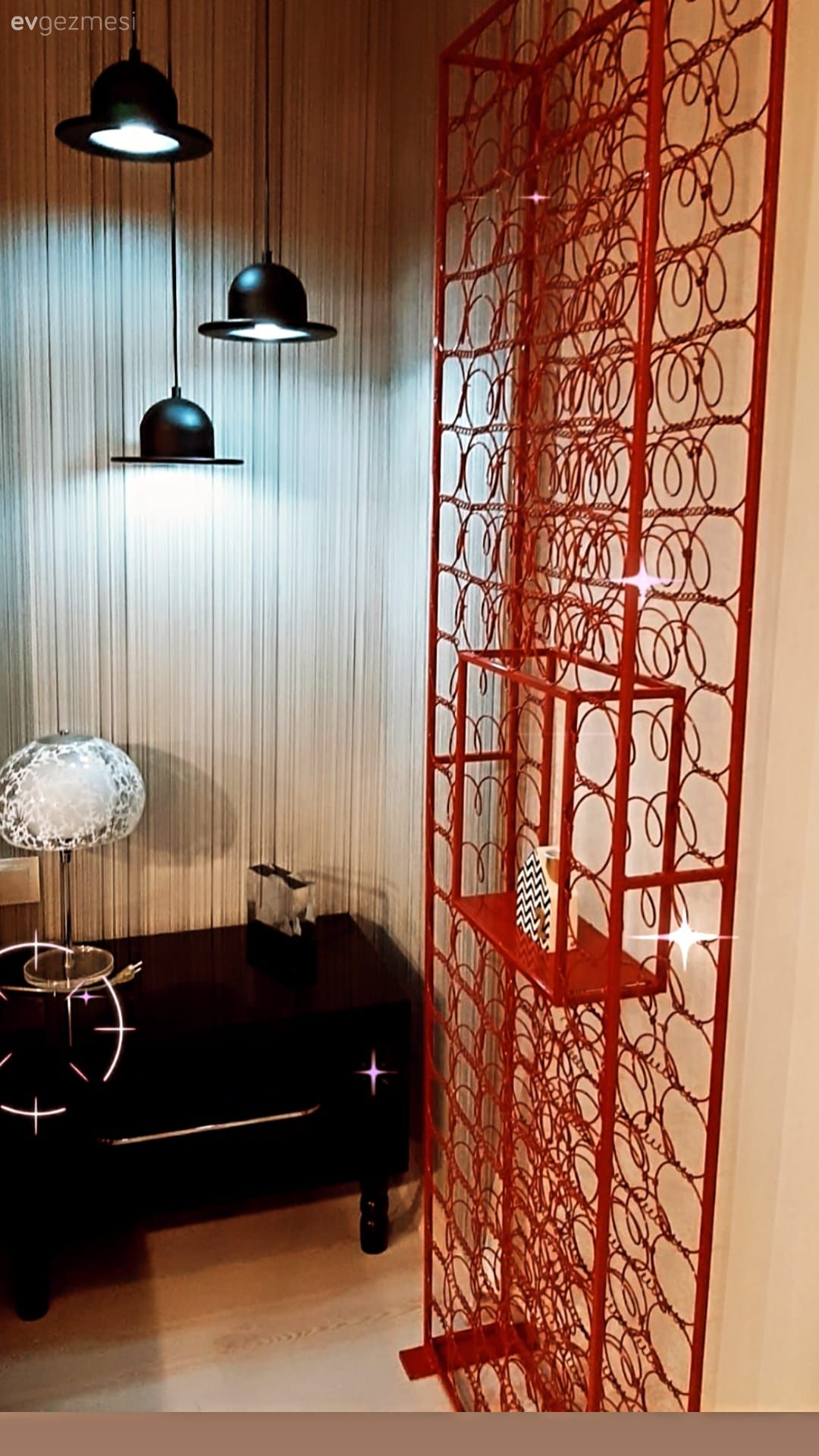 Bu Sıra Dışı Eve Kırmızı Çok Yakışıyor!