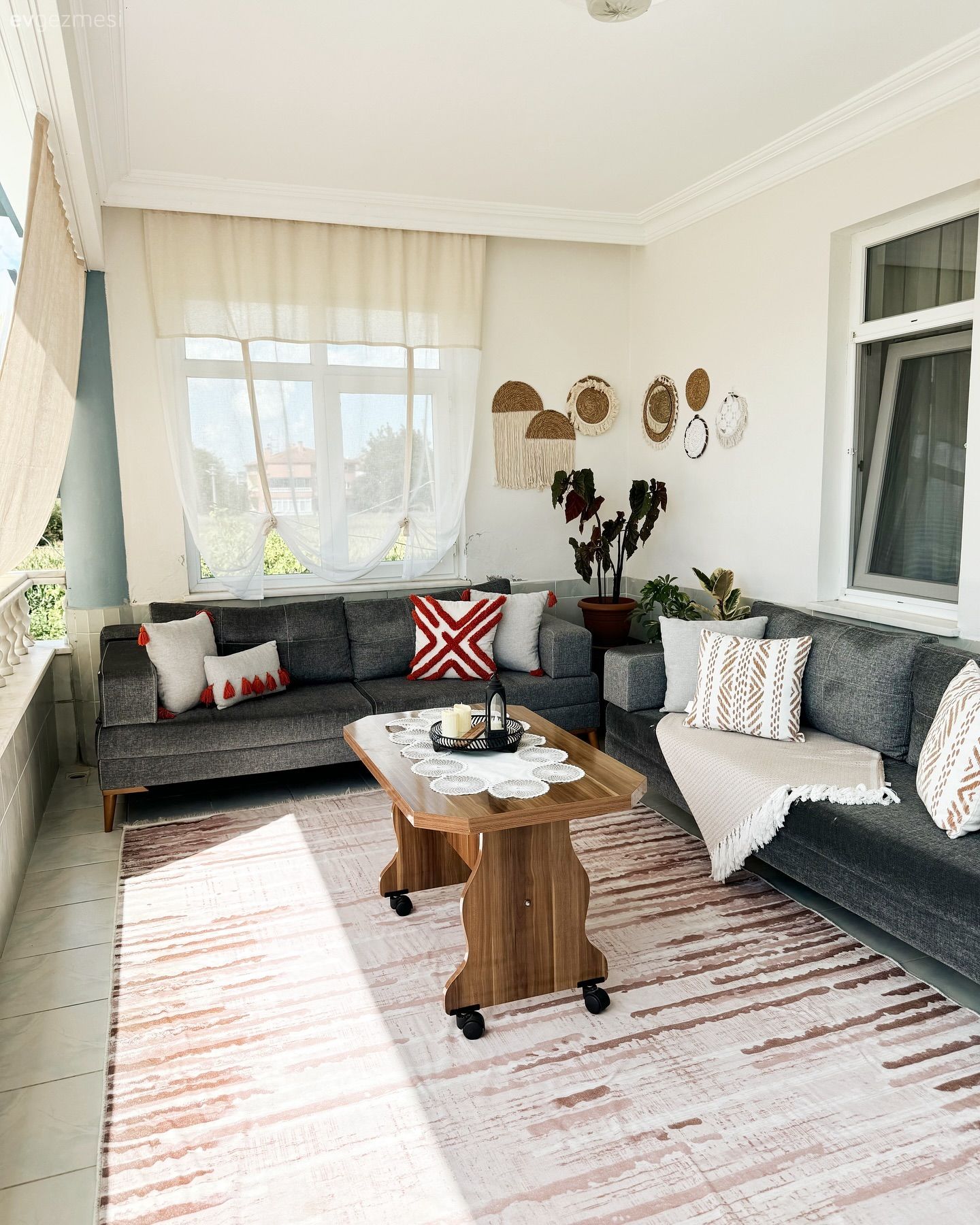 Samsun'daki Bu Geniş Balkon Evin İkinci Salonu Kıvamında!