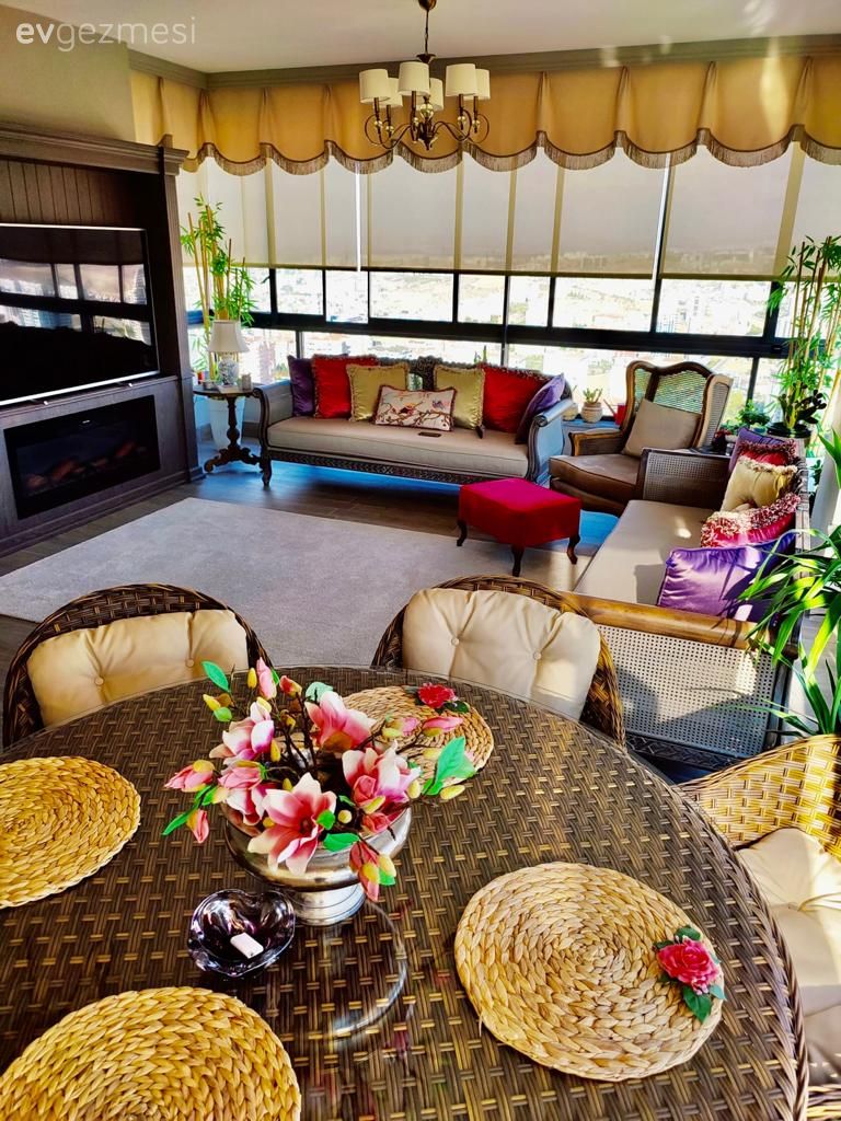 Kış bahçesi, Krem, Beyaz, Bordo, Kırmızı, Koltuk takımı, Fon perde, Perde, Tül perde, Stor perde, Halı, Kırlent, Ev tekstili, Tv ünitesi