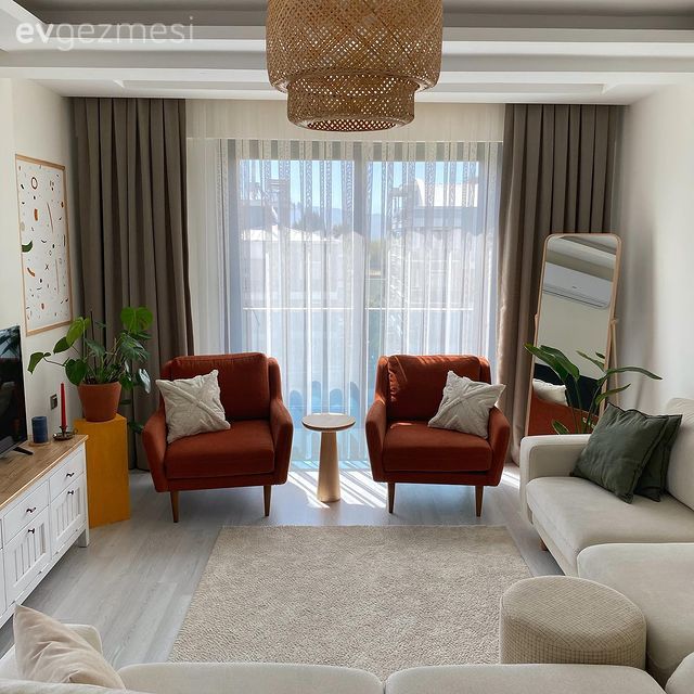 Tv ünitesi aksesuarları, Salon, Ev Aksesuar, Bohem Dekorasyon, Halı, Turuncu, Salon halısı, Krem, Koltuk takımı, Bej, Beyaz, Vizon, Fon perde, Perde, Tül perde, Berjer, Kırlent, Ev tekstili, Boy aynası, Ayna, Tv ünitesi