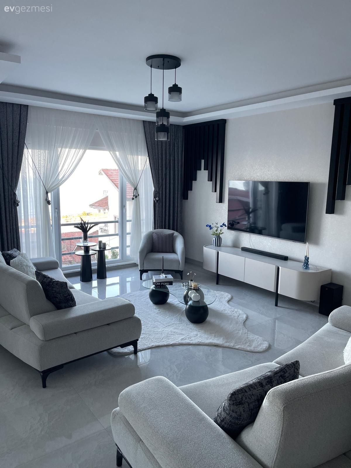 Salon, Modern, Bej, Gri, Beyaz, Siyah, Koltuk takımı, Tv ünitesi, Orta sehpa, Sehpa, Halı, Fon perde, Perde, Tül perde, Duvar çıtalama, Avize, Aydınlatma, Dekoratif Objeler