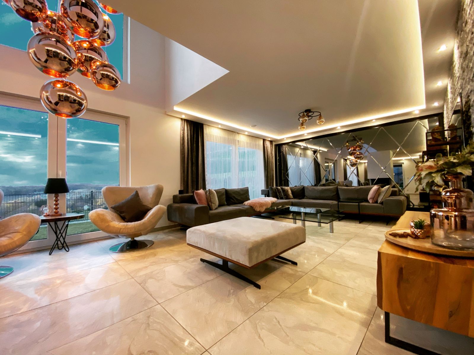 Bu Dubleks Evde Modern Ruh Natürellik Teması Etrafında Yansıtılmış