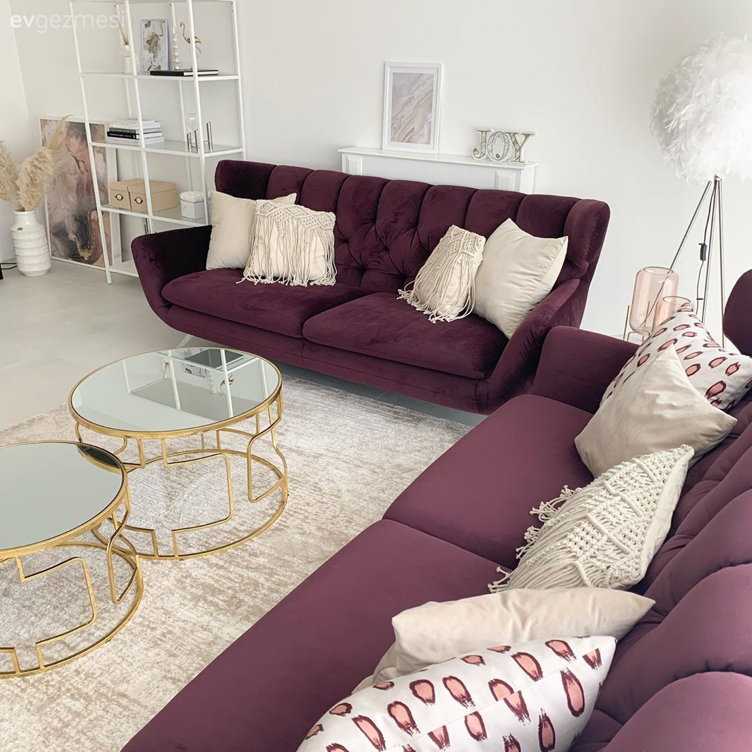 Salon, Modern klasik, Bordo, Altın, Beyaz, Koltuk takımı, Tablo, Duvar dekorasyonu, Tül perde, Perde, Kırlent, Ev tekstili, Halı, Salon halısı, Orta sehpa, Sehpa, Metal ayaklı sehpa, Açık raf, Duvar rafı, Vazo, Ev Aksesuar, Pampas otu