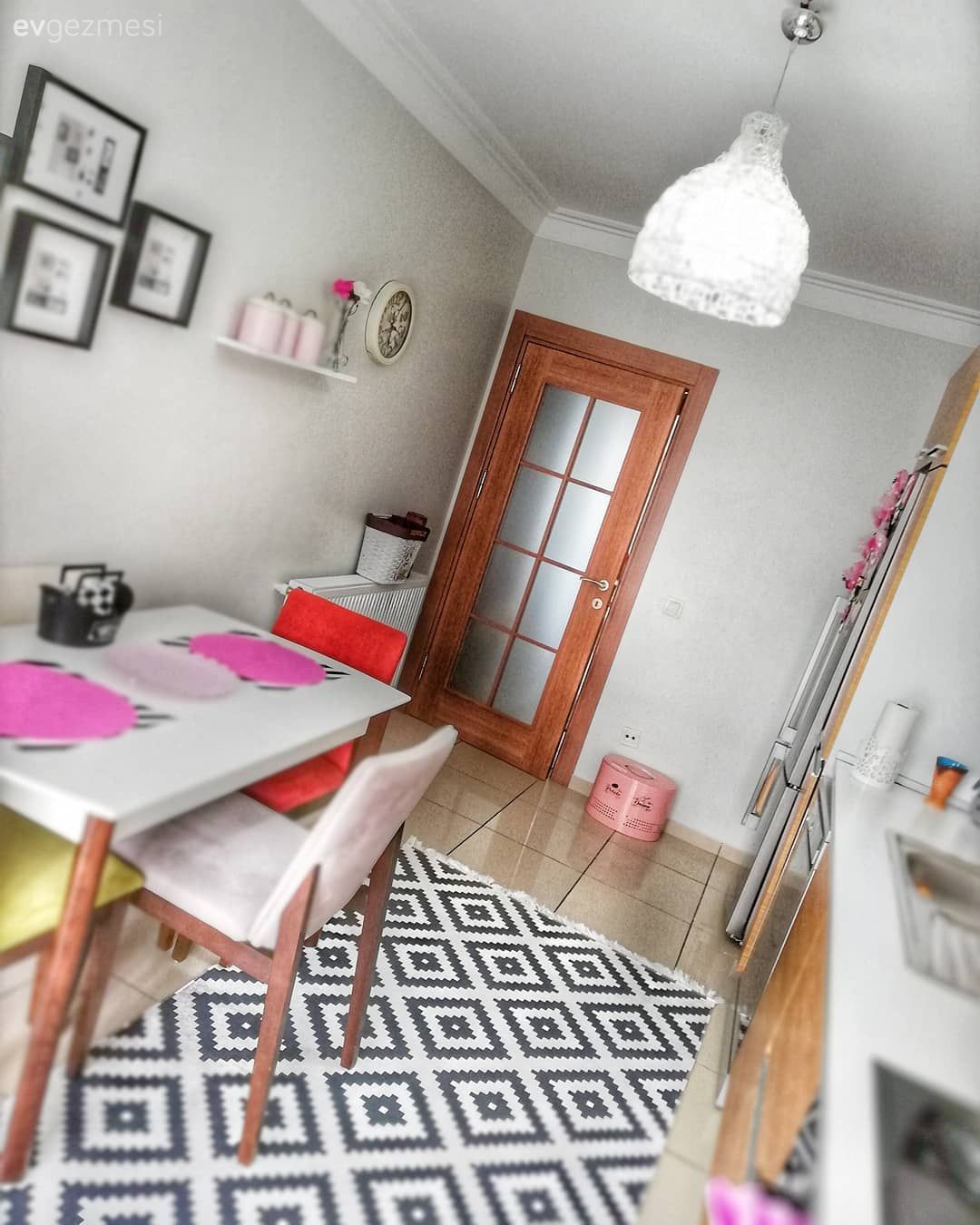 Bu Ev Klasik Stili ve Güçlü Renkleriyle Çok Şık