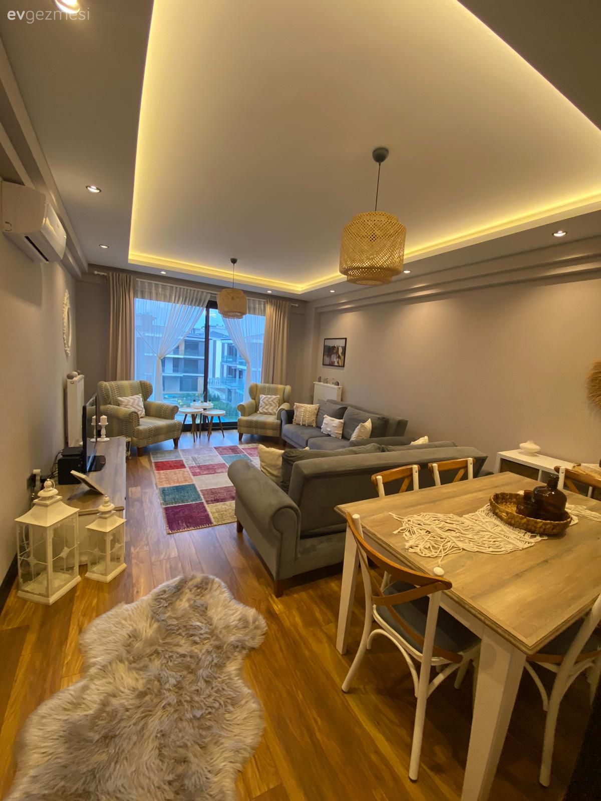 Salon, Country, Gri, Beyaz, Yemek masası, Sandalye, Country yemek odası, Koltuk takımı, Hasır avize, Led aydınlatma, Aydınlatma, Duvar saati, Duvar dekorasyonu