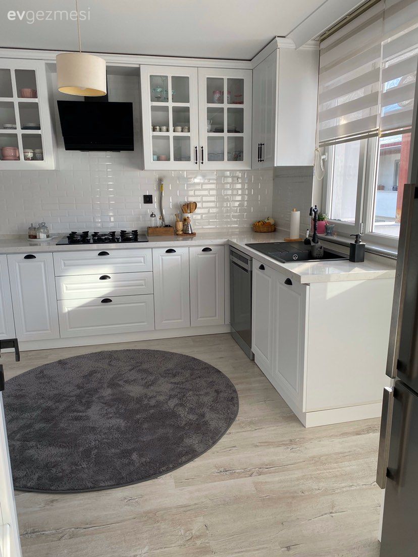 Mutfak, Beyaz, Beyaz mutfak, L-tipi mutfak, Mutfak tezgahı, Mutfak tezgah arası, Tezgah arası seramik, Davlumbaz, Mutfak halısı, Gri, Siyah, Mutfak perdesi, Mutfak Avize Modelleri, Parke, İskandinav