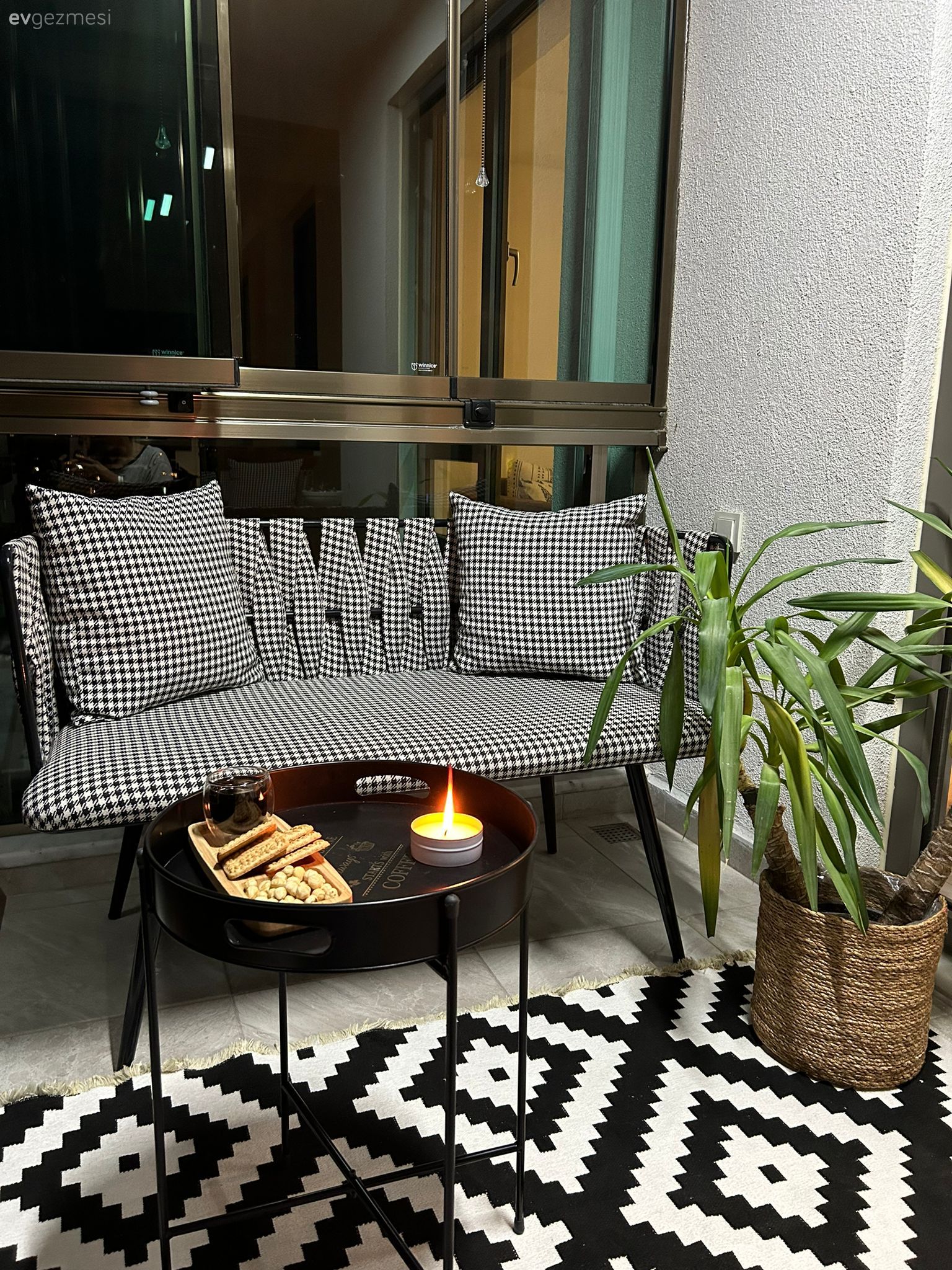 Balkon, Beyaz, Siyah, Kapalı balkon, Desenler, Balkon oturma grubu, Balkon masası