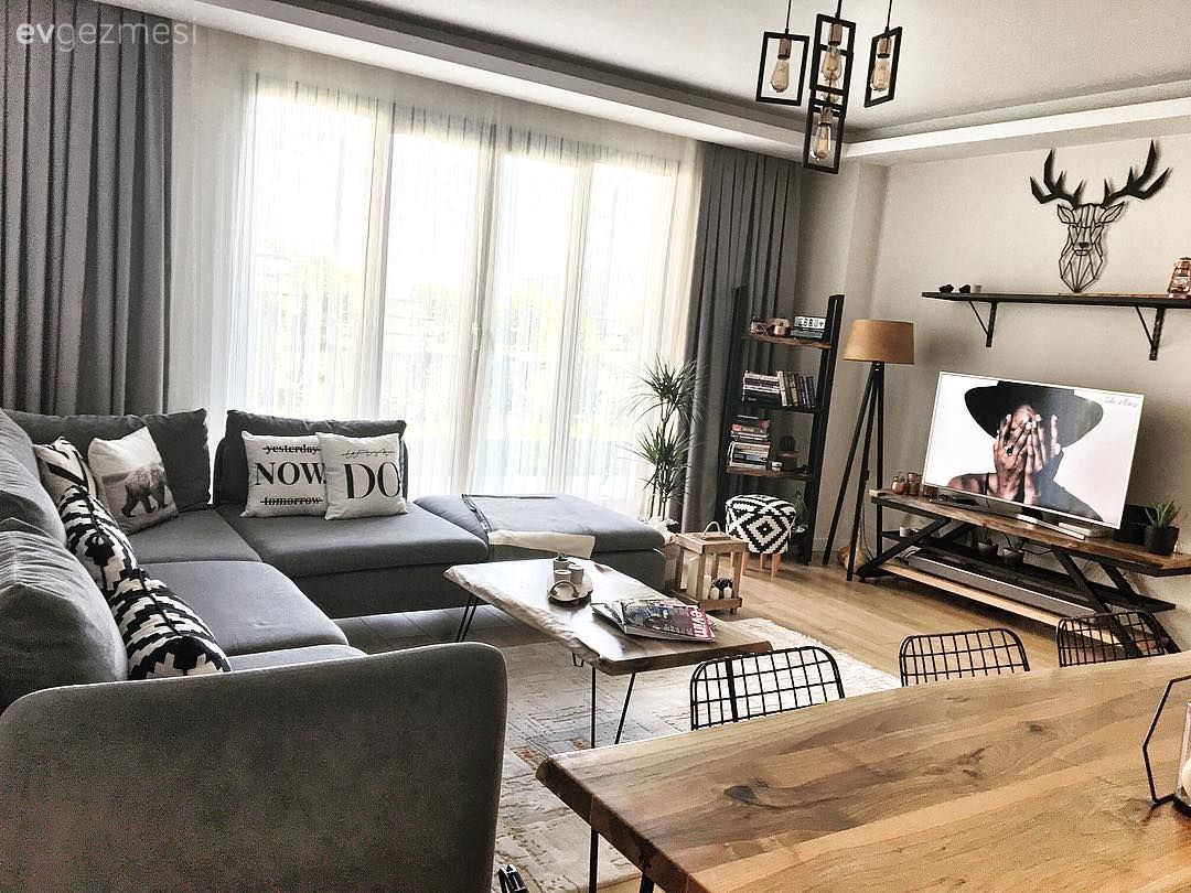 Salon, Gri, Beyaz, Siyah, Köşe koltuk, Koltuk takımı, Uzanma koltuklu köşe, Geometrik desen, Desenler, Modern, Tavana monte salıncak, Salıncak, Duvar dekorasyonu, Duvar panosu, Kırlent, Ev tekstili, Fon perde, Perde, Tül perde, Metal ve ahşap dolap, Avize, Aydınlatma, Salon avizesi, Hasır sepet, Kitaplık, Sepet saksı, Tv ünitesi, Ahşap Mobilya, Ahşap masa, Halı, Salon halısı, Ev bitkisi, Metal duvar aksesuarı, Yemek masası