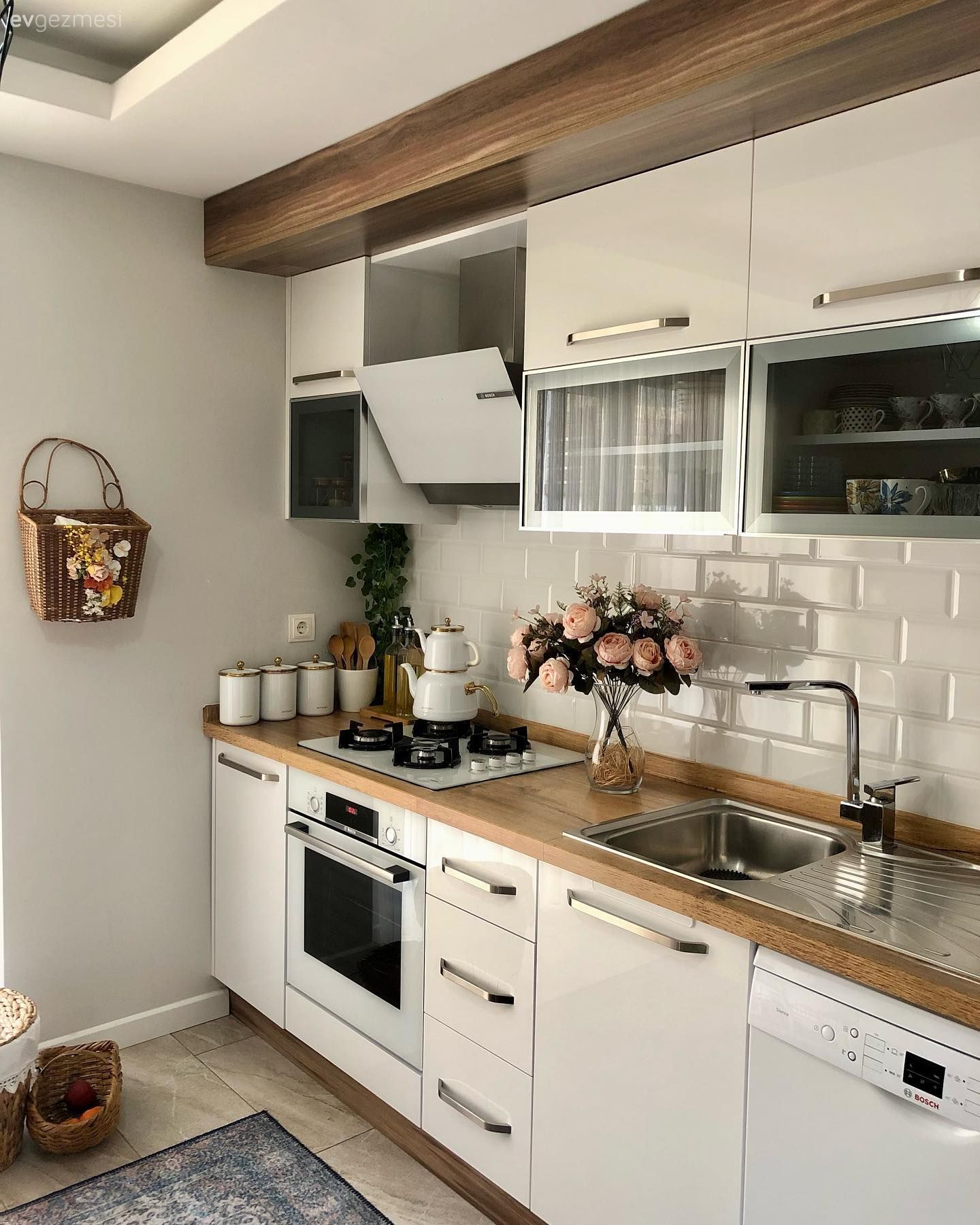 Mutfak, Beyaz ve ahşap mutfak, Ahşap mutfak tezgahı, Mutfak tezgahı, Metro seramik, Seramik, Ankastre, Davlumbaz, Vazo, Ev Aksesuar, Çiçekler