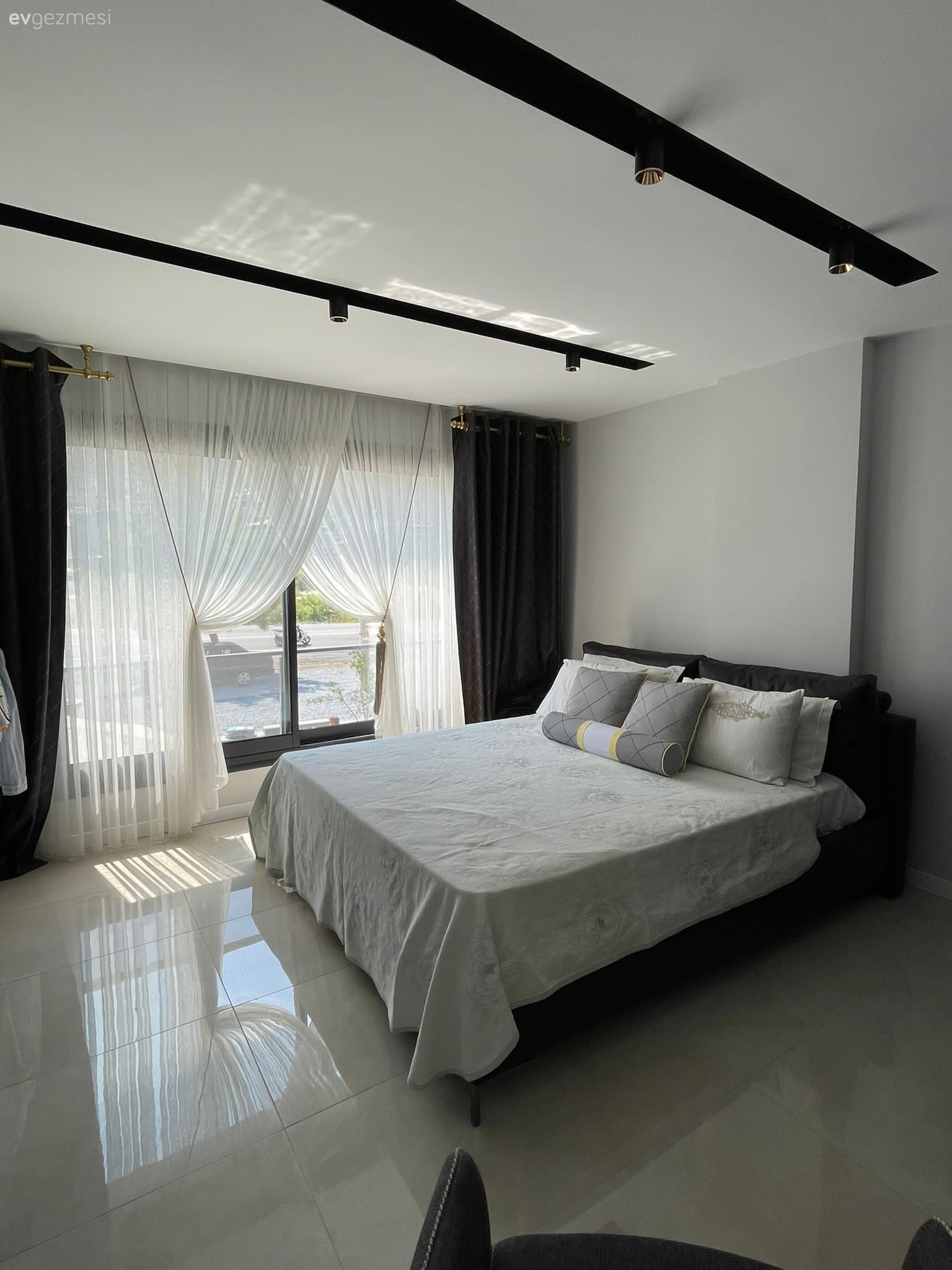 Kuşadası'ndaki Bu Evde Doğal Materyaller Koyu Pigmentlerle Buluşmuş!