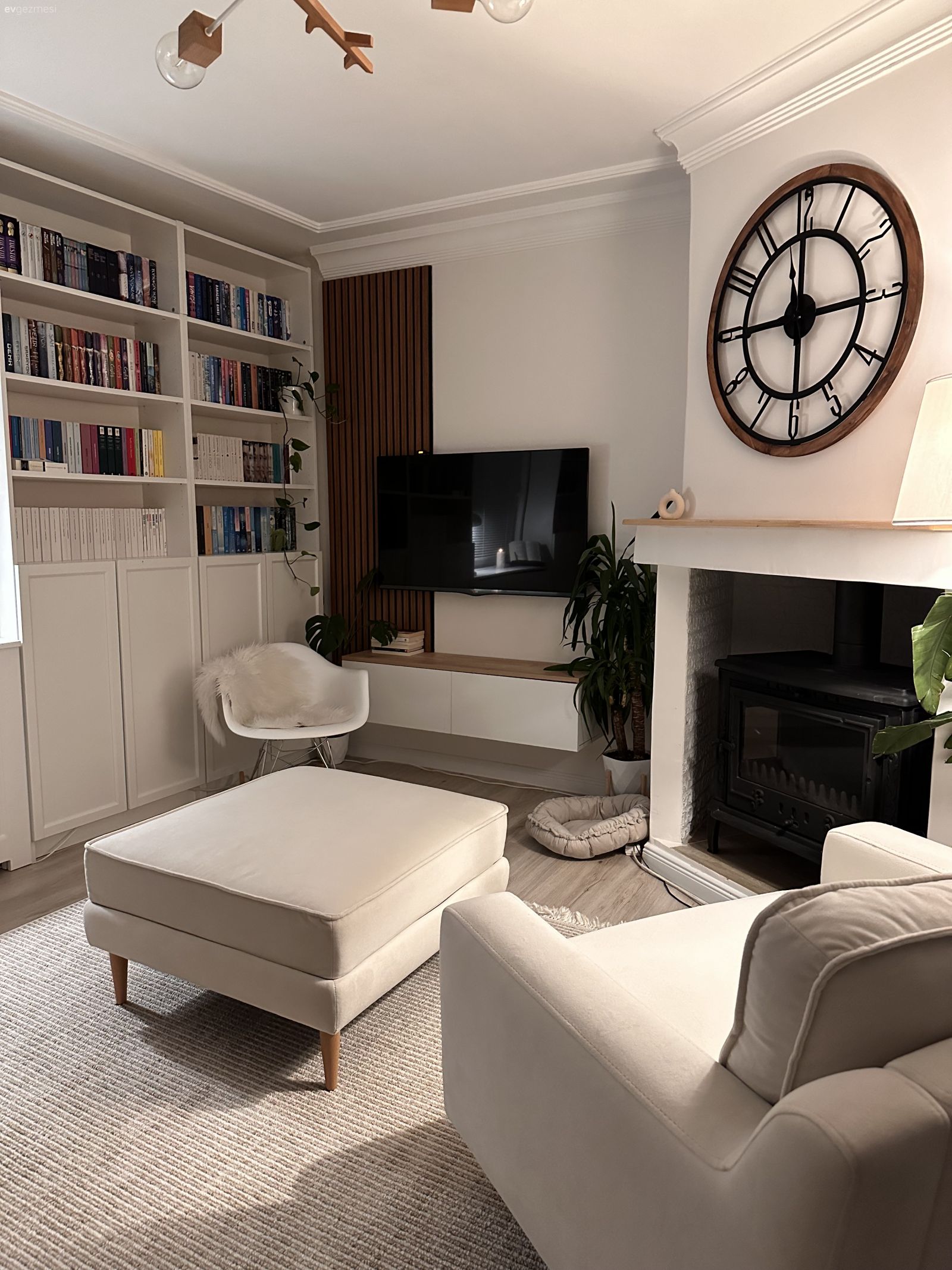 Pencerenin Etrafında Koca Kitaplık: İyi Fikirlerle Dolu Zonguldak Evi!