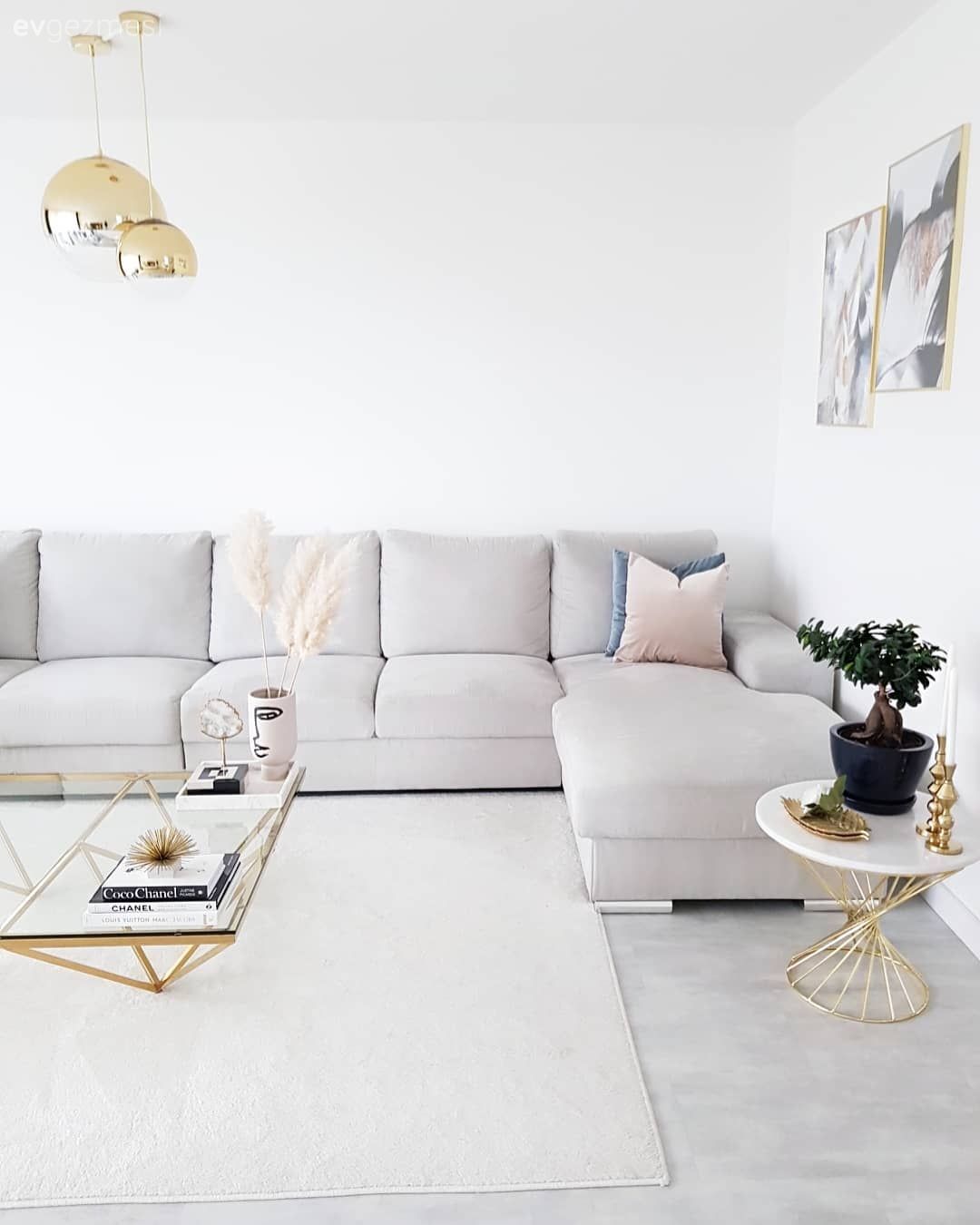 Salon, Büyük salon, Modern, Beyaz, Mavi, Köşe koltuk, Koltuk takımı, Berjer, Orta sehpa, Sehpa, Altın, Puf, Metal ayaklı sehpa, Tablo, Duvar dekorasyonu, Yapay çiçekler, Vazo, Ev Aksesuar, Sehpa üstü aksesuarı, Cam orta sehpa, Avize, Aydınlatma, Salon avizesi, Kırlent, Ev tekstili, Halı, Salon halısı, Yan sehpa