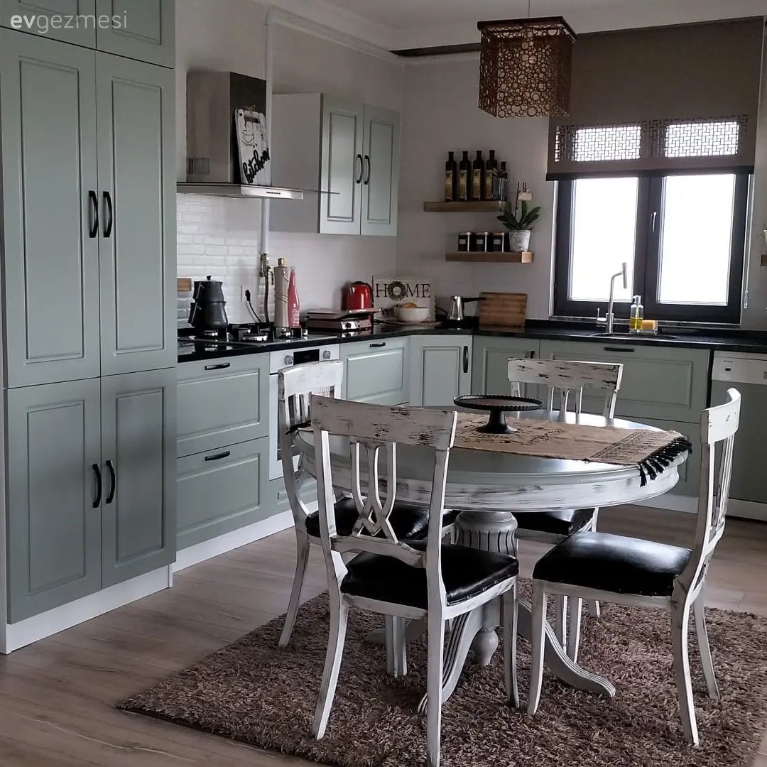 Mutfak, Country, Beyaz, Gri, Siyah, Mutfak tezgahı, Mutfak tezgah arası, Tezgah arası seramik, Sandalye, Mutfak masası, Mutfak aksesuarları
