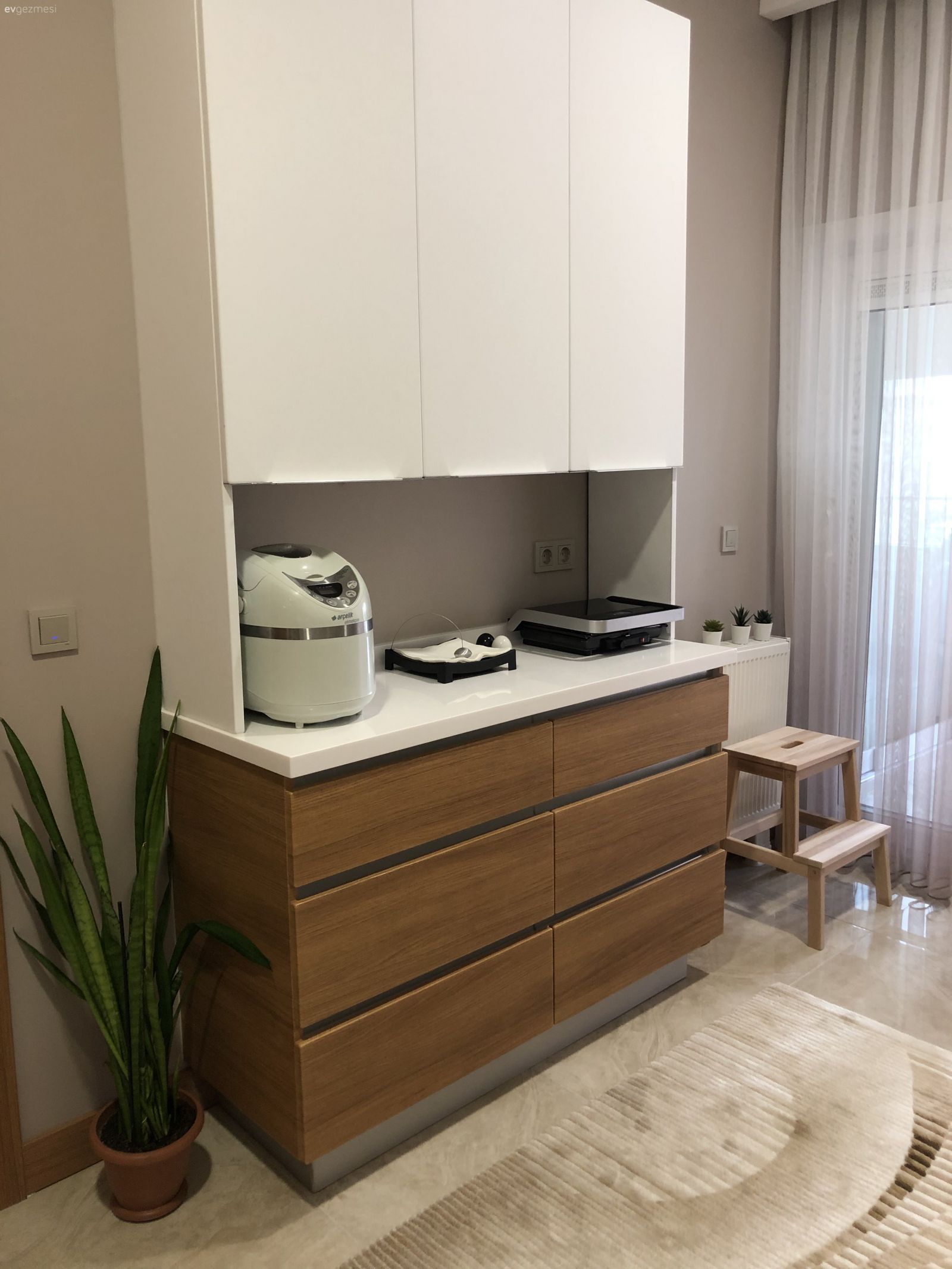 Mutfak, Beyaz ve ahşap mutfak, Beyaz, Kahverengi, Ekstra mutfak dolabı, Ev bitkisi, Mutfak perdesi, Mutfak halısı, Krem, Bej