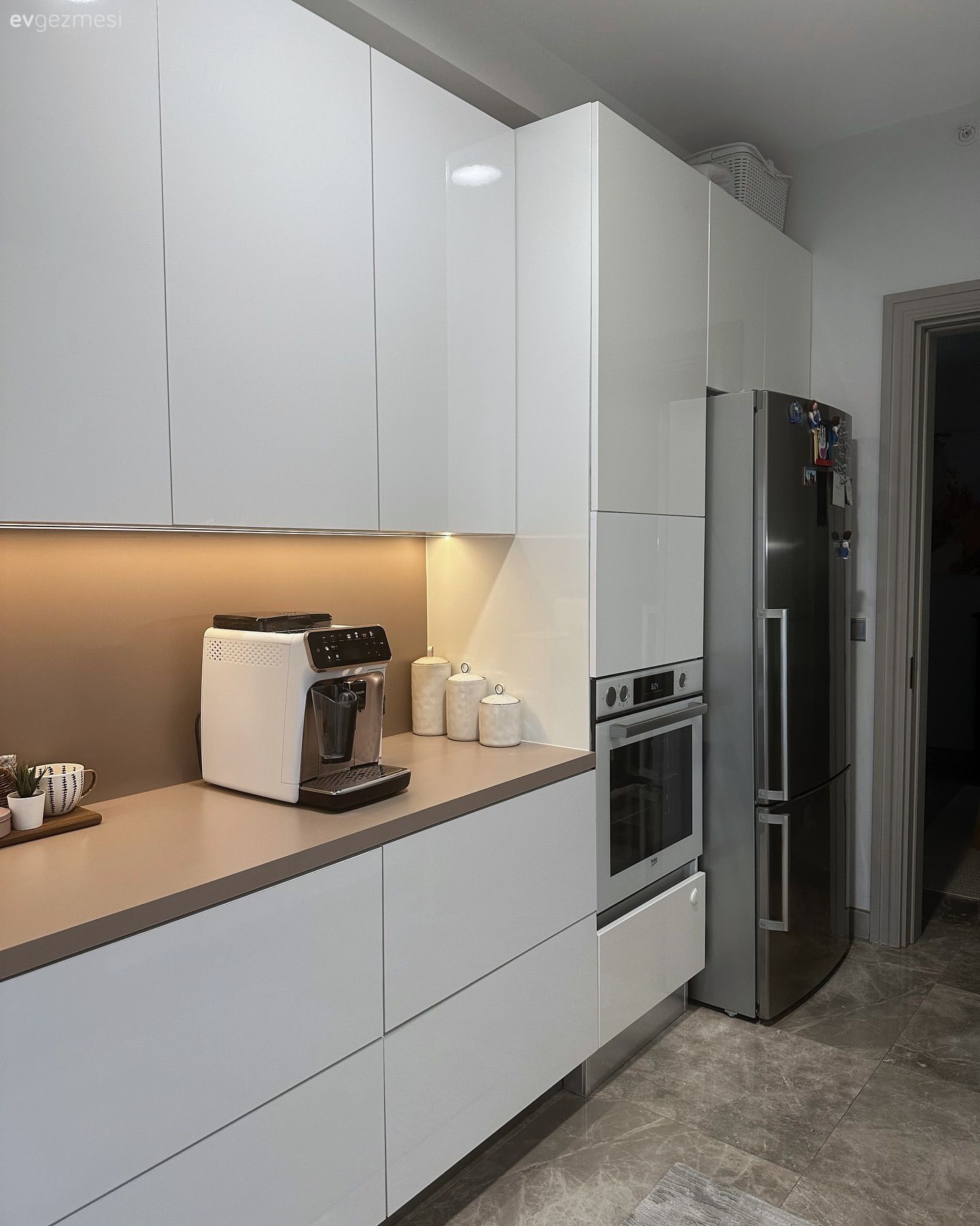 Bu Modern Mutfakta Masa ve Kahve Köşesi Bir Arada