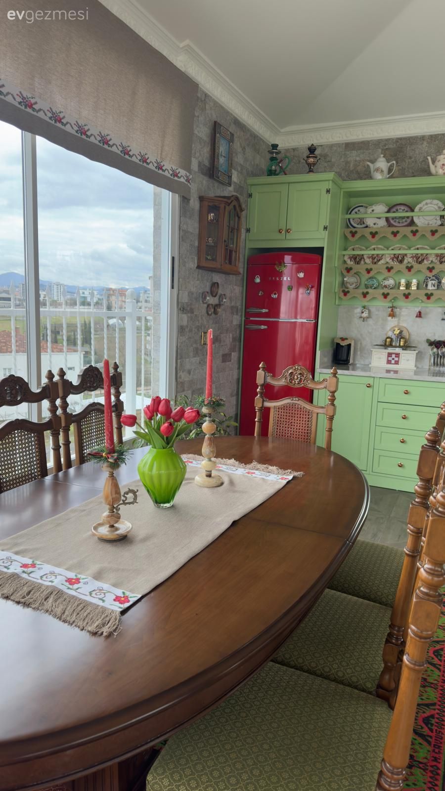 Bu Nostaljik Kış Bahçesinde Her Şey Cesurca Kullanılmış