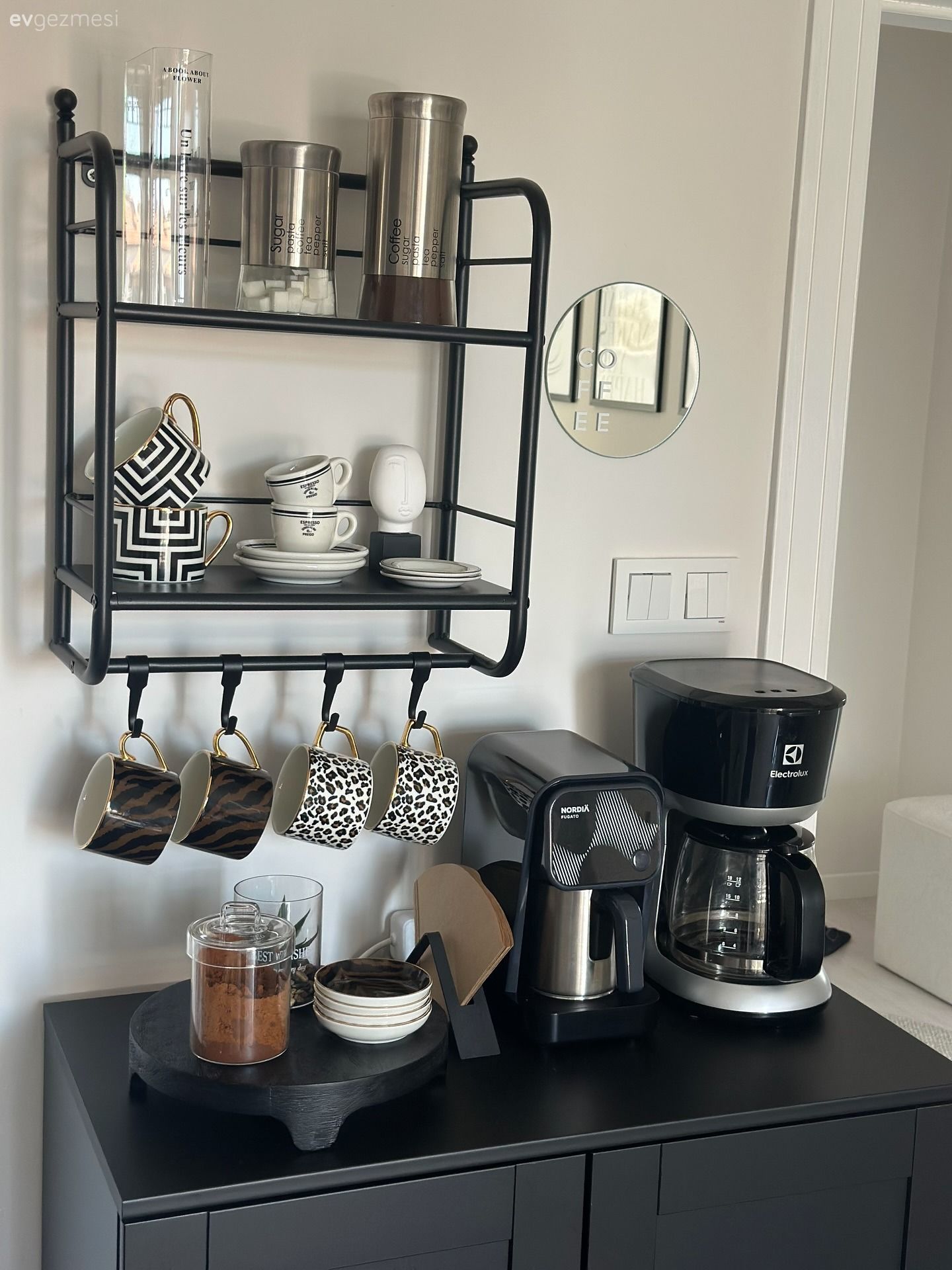 Bu Ankara Evinde Siyah, Beyaz ve Antrasit Uyumu Dekoru Ele Geçirmiş