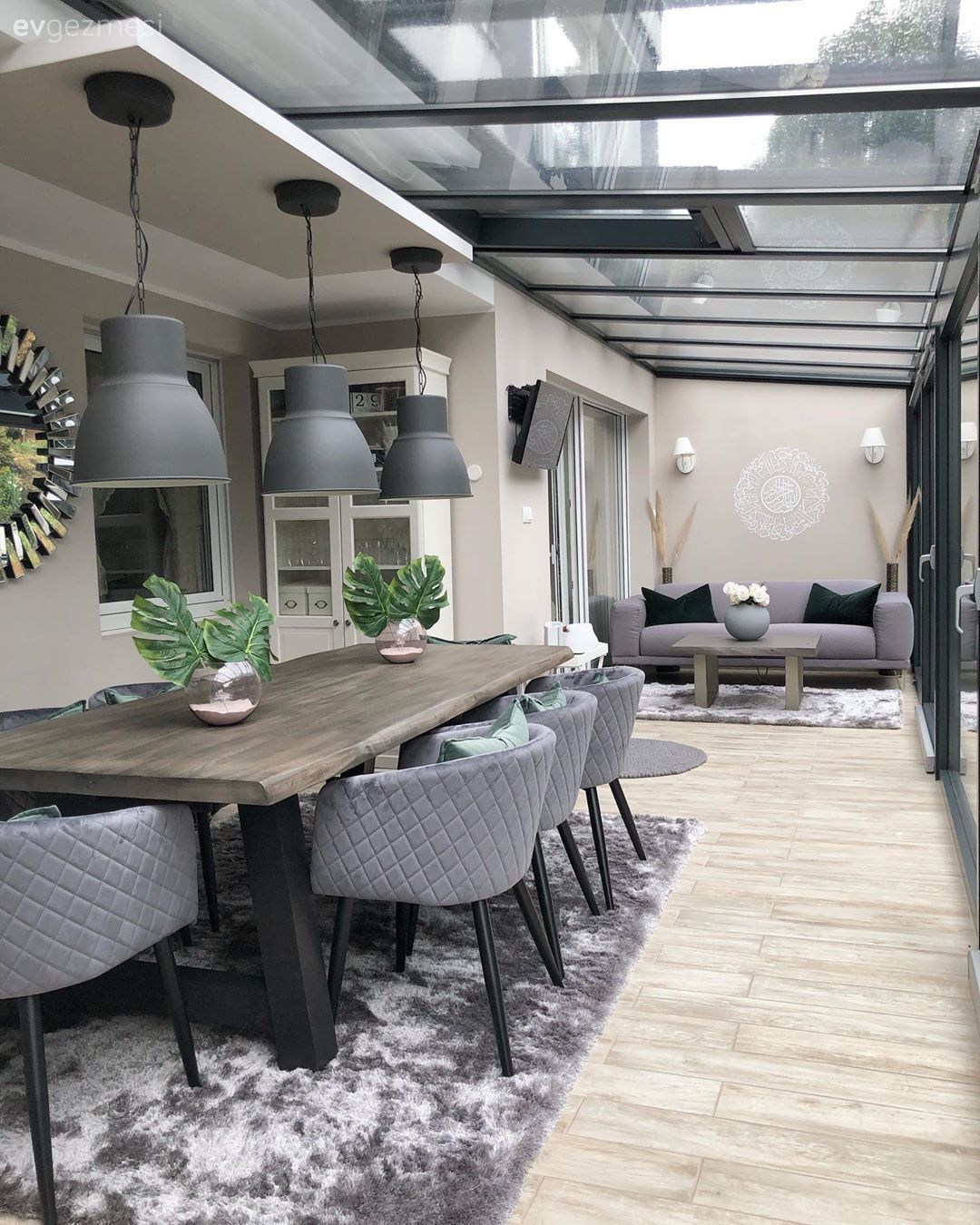 Kış bahçesi, Beyaz, Gri, Siyah, Ahşap masa, Sandalye, Sarkıt, Aydınlatma, Avize, Yuvarlak ayna, Dekoratif ayna, Halı, Parke, Koltuk takımı, Bahçe masası, Duvar dekorasyonu