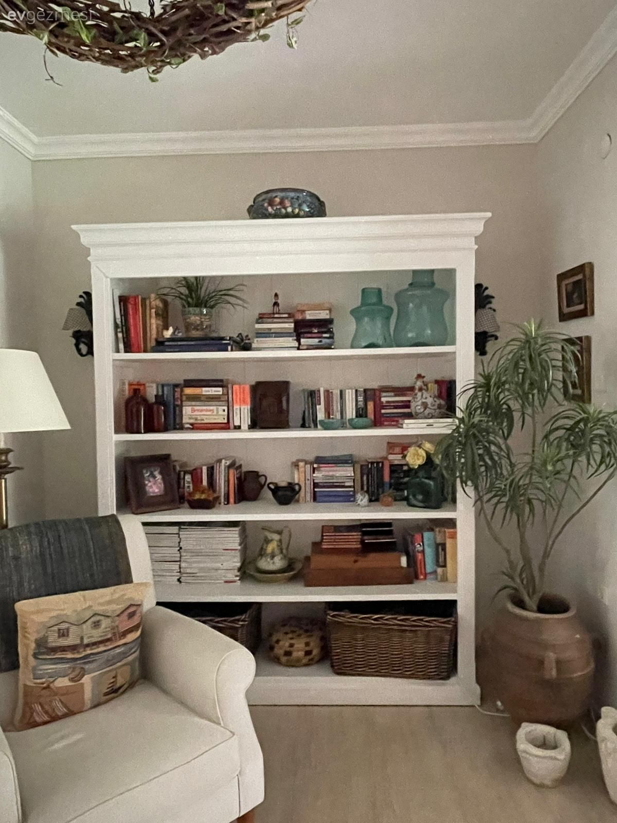 Kitaplık, Beyaz, Krem, Bej, Saksı, Ev bitkisi, Berjer, Abajur, Aydınlatma, Dekoratif Objeler, Kırlent, Ev tekstili, Çerçeve, Desenler
