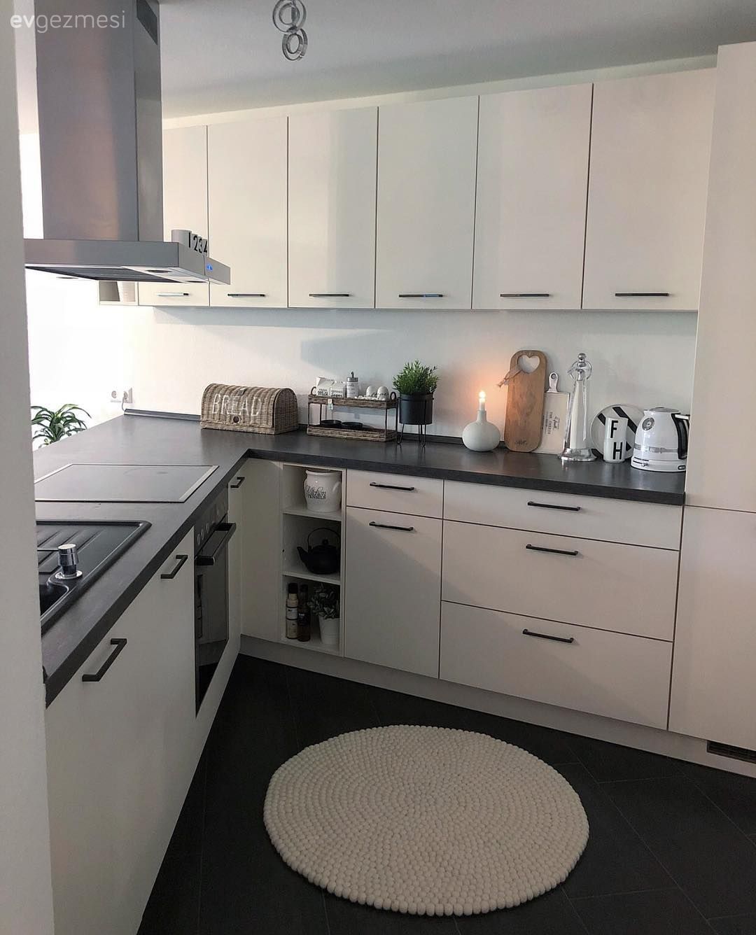 Amerikan Mutfak, Mutfak, Beyaz, Siyah, Siyah tezgah, Mutfak tezgahı, Davlumbaz, Mutfak tezgah arası, Mutfak aksesuarları, Ankastre, Mutfak halısı