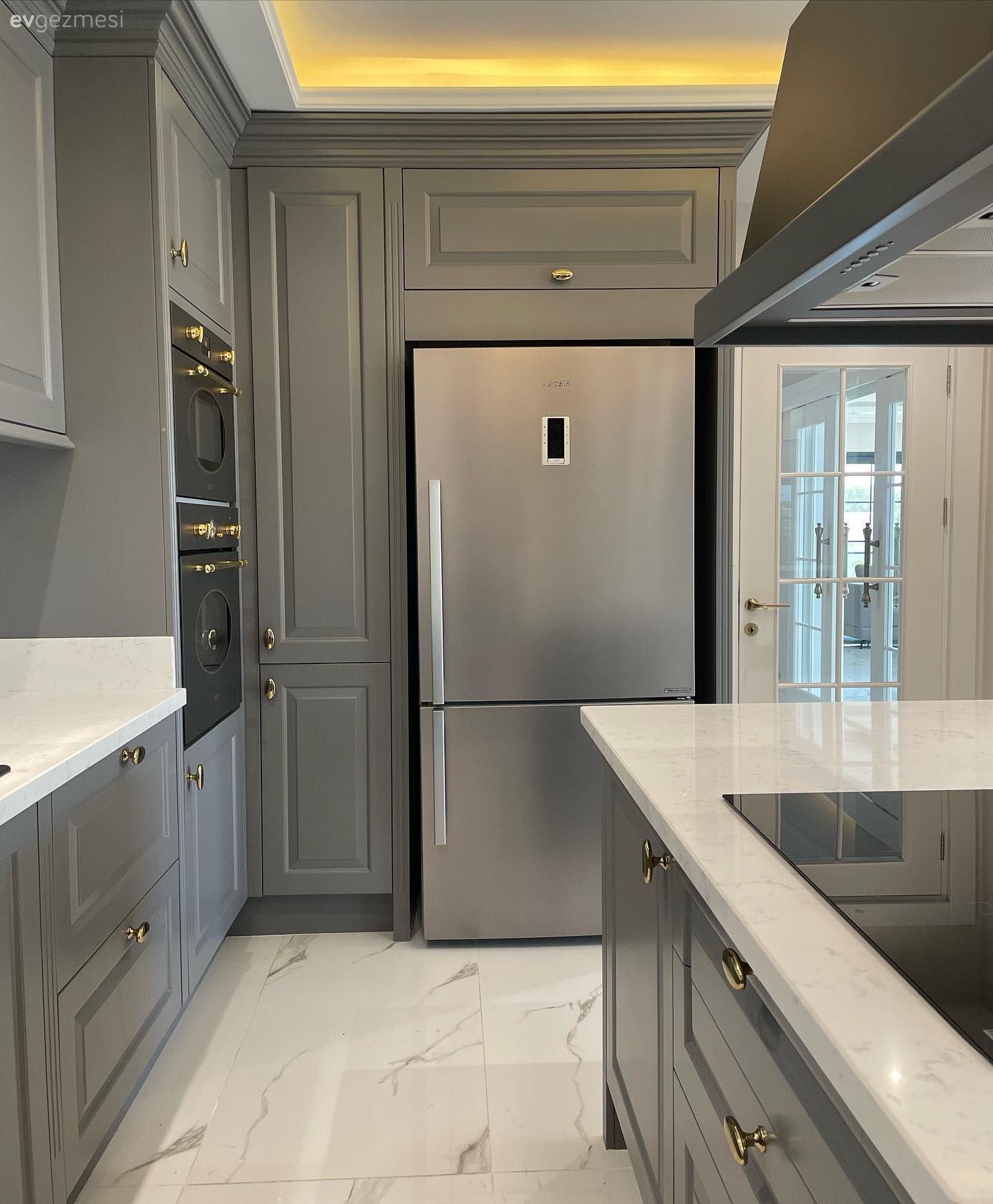 Bu Modern Mutfakta Antrasit Tonunun Karanlık Yanı Beyazla Yumuşatılmış!