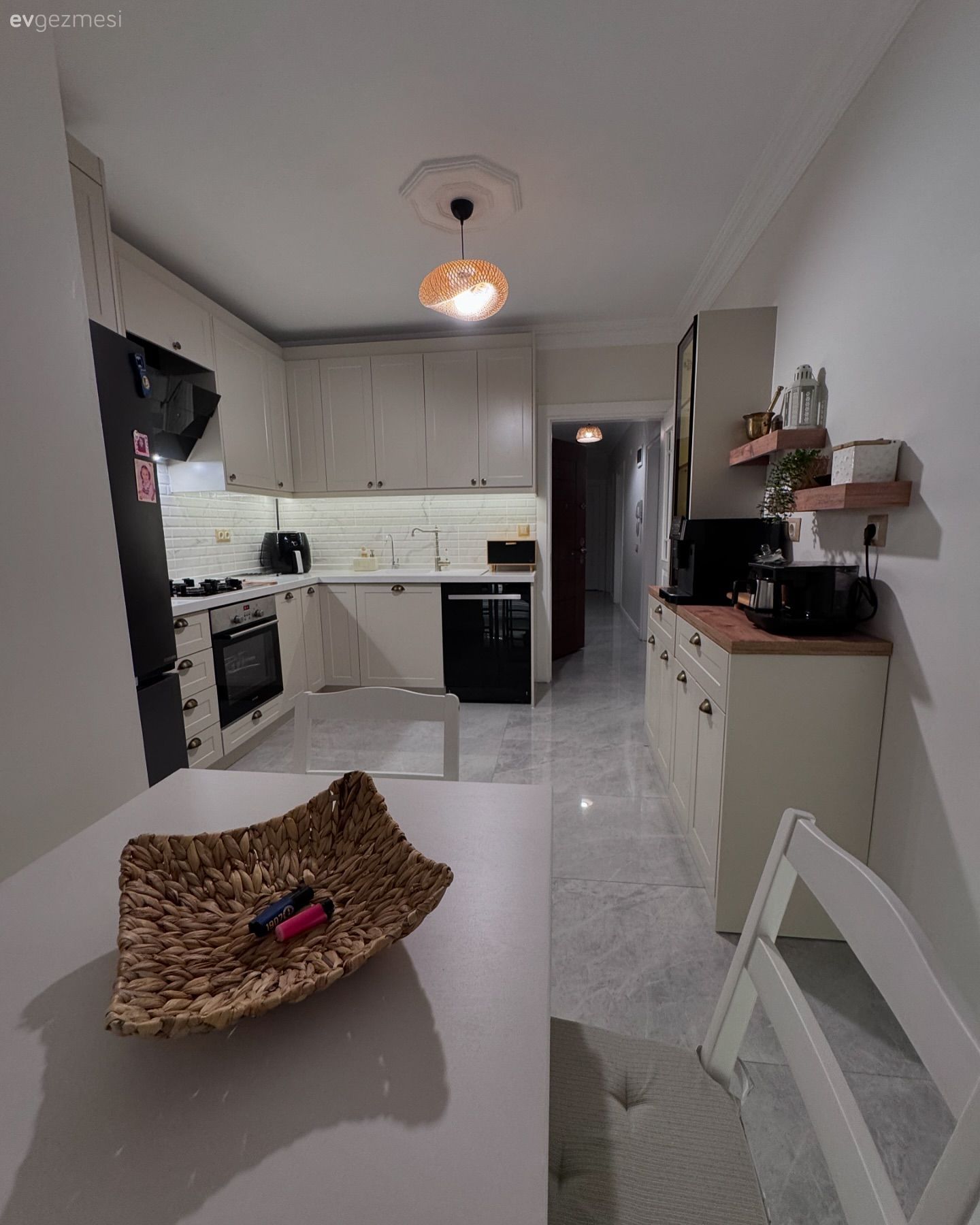 Bu Mutfakta Alan Geniş Olunca Köşeler Çoğalmış!