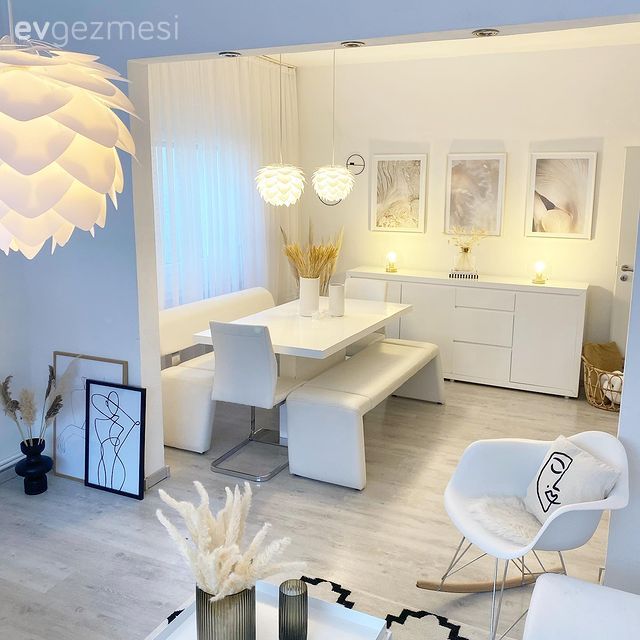 Yemek Odası, Beyaz, Modern, Krem, Bej, Bank, Sandalye, Yemek masası, Konsol, Konsol üzeri dekoratif objeleri, Tablo, Duvar dekorasyonu, Avize, Aydınlatma, Yemek odası avizesi, Vazo, Ev Aksesuar, Çiçekler