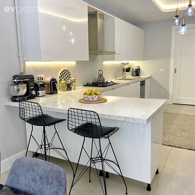 Mutfak, Beyaz mutfak, Modern, Modern mutfak, Mutfak yarım adası, Mutfak halısı, Led aydınlatma, Aydınlatma, Mutfak Avize Modelleri, Mutfak tezgahı, Mutfak tezgah arası, Metal sandalye, Sandalye
