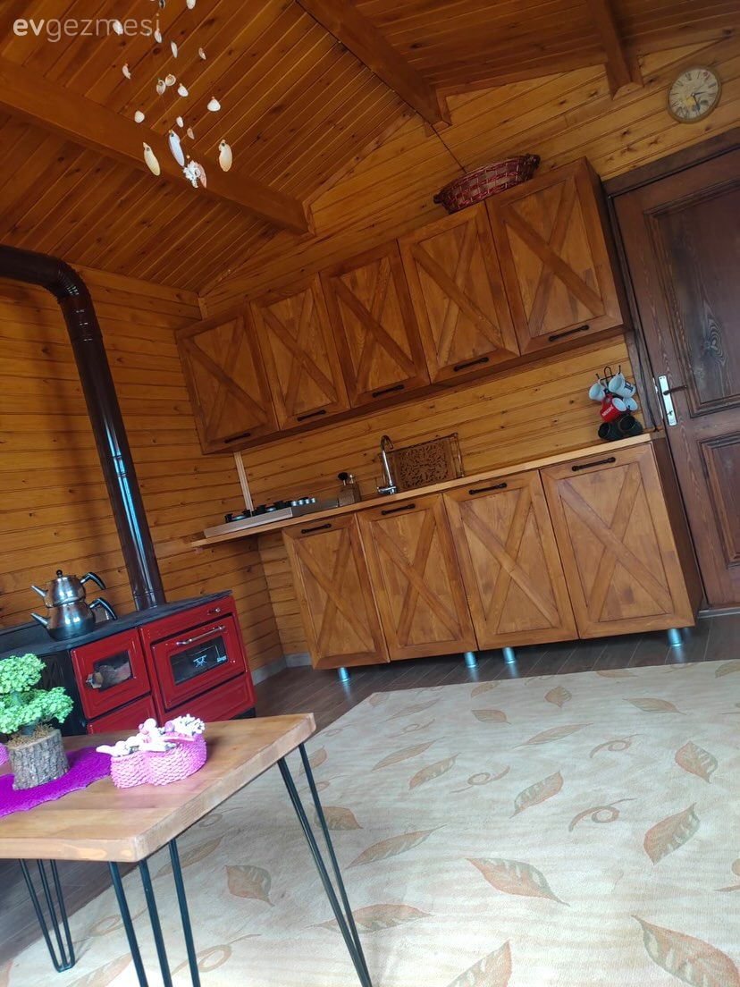 Ahşap ev, Tavan dekorasyon, Köşe koltuk, Koltuk takımı, Halı, Soba, Köy evi