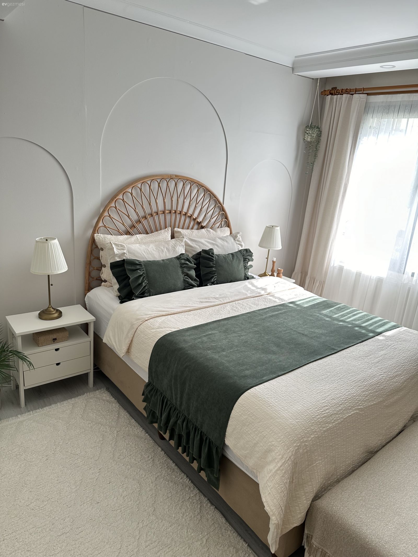 Yatak Odası, Beyaz, Bej, Yeşil, Duvar dekorasyonu, Duvar çıtalama, Hasır, Yatak başlığı, Tül perde, Perde, Komodin, Abajur, Aydınlatma, Yatak örtüsü, Avize, İskandinav, Dekoratif Objeler