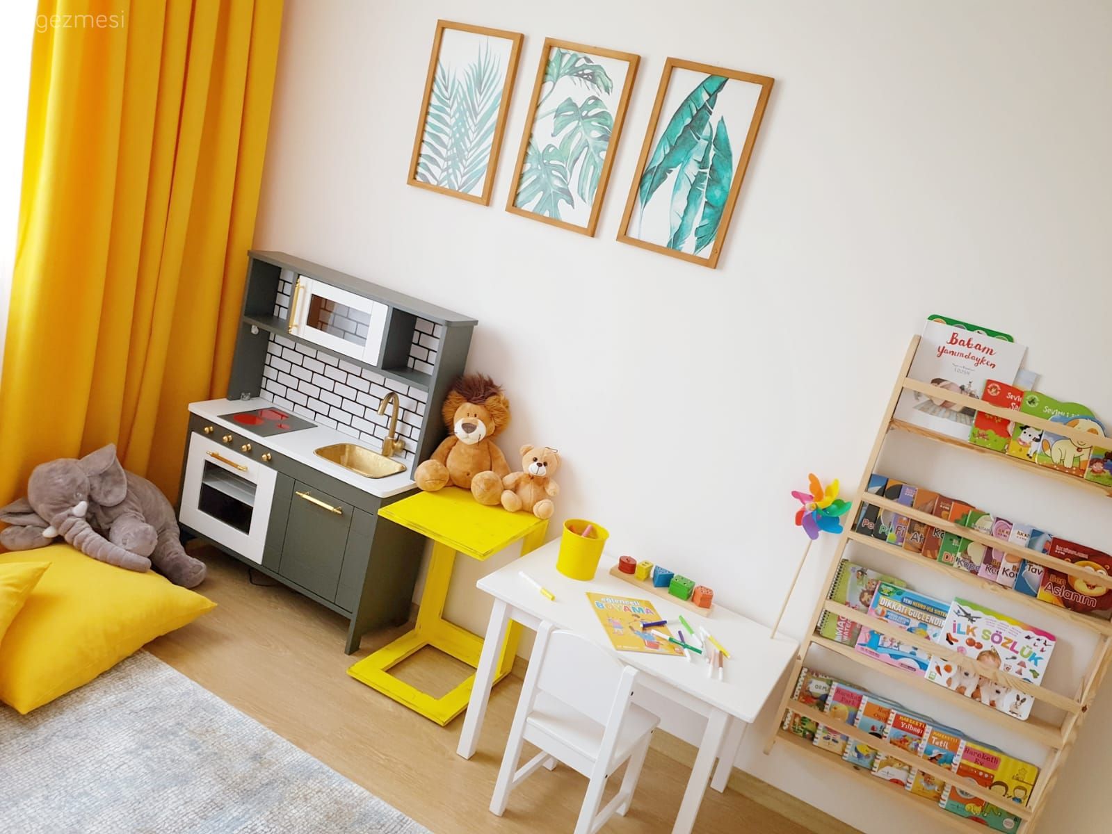 Çocuk Odası, Beyaz, Sarı, Fon perde, Perde, Çerçeve, Mini mutfak, Kitaplık, Sandalye