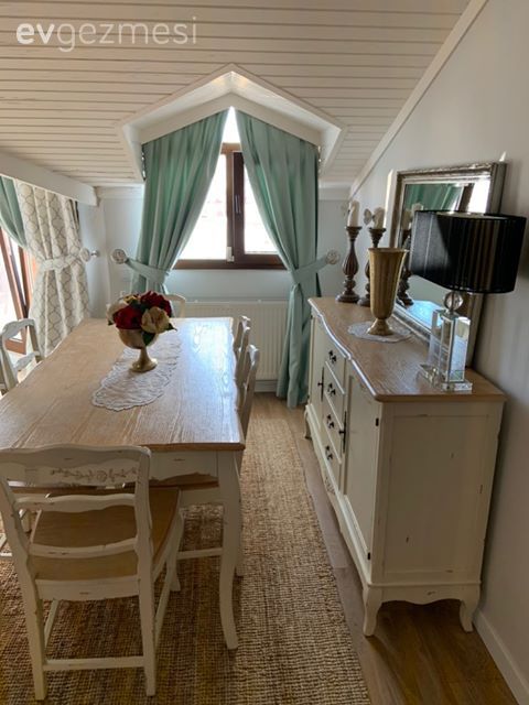 Yemek Odası, Çatı katı, Dubleks evler, Country yemek odası, Beyaz, Kahverengi, Lambri tavan, Yemek masası, Sandalye, Ahşap Mobilya, Konsol, Konsol üzeri dekoratif objeleri, Ayna, Avize, Aydınlatma, Yemek odası avizesi, Çiçekler, Vazo, Ev Aksesuar, Abajur, Jüt halı, Halı, Dekoratif Objeler, Altın