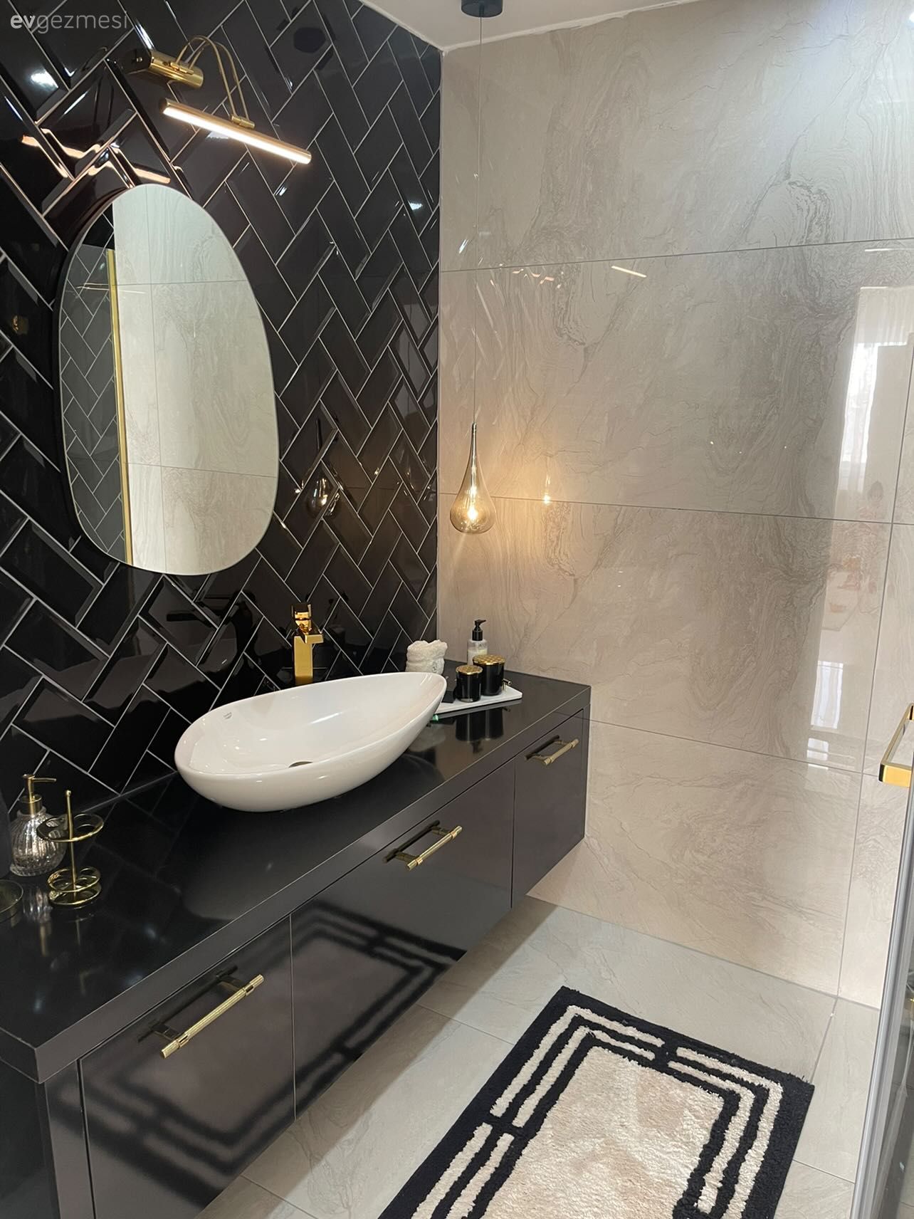 Bu Mersin Evinde Ferahlığı Getiren Tonlar Pirinç Yansımalarla Tamamlanmış!