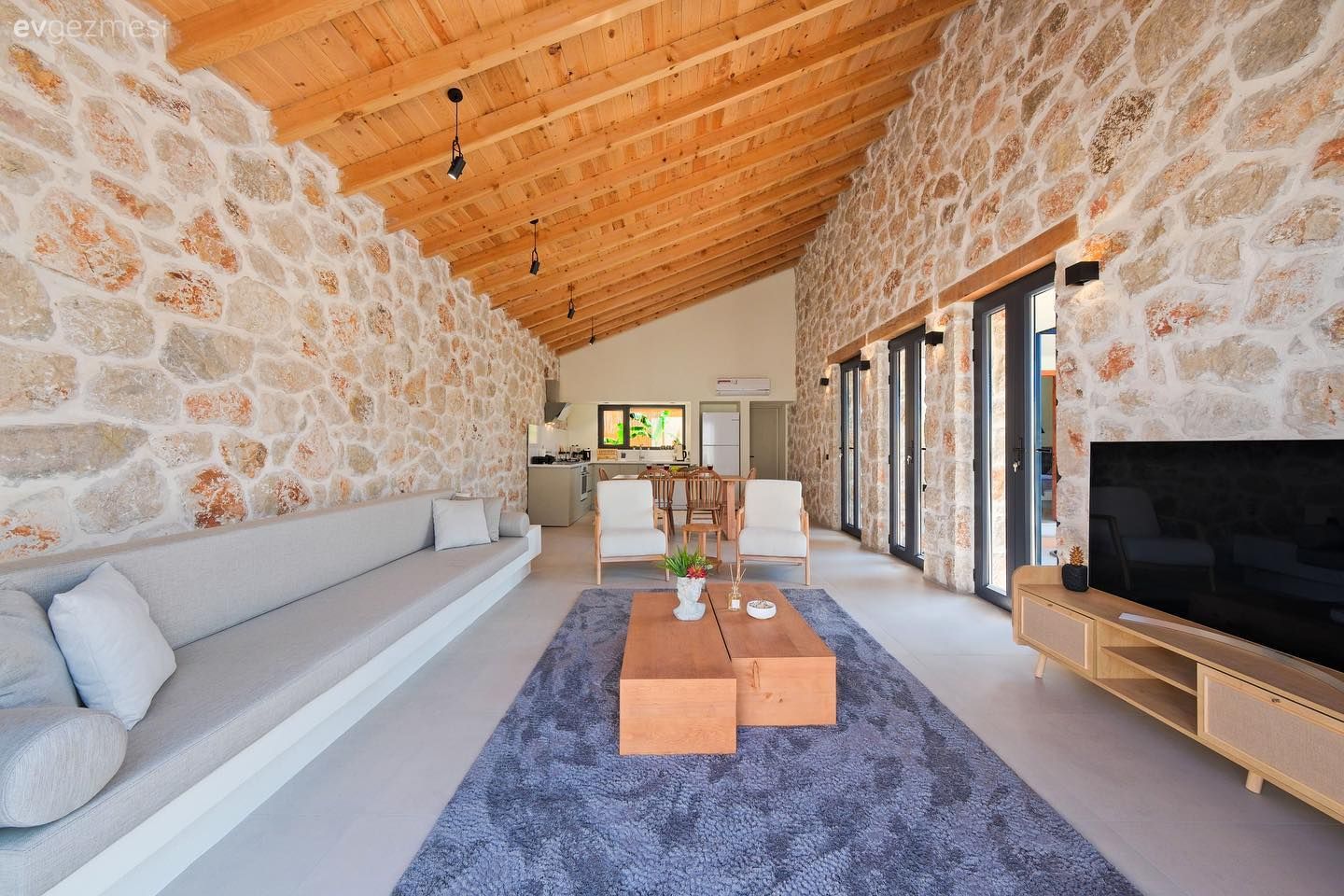 Salon, Açık konsept yaşam alanı, Gazbeton, Taş duvar, Duvar dekorasyonu, Orta sehpa, Sehpa, Taş ev, Ahşap Mobilya, Yazlık