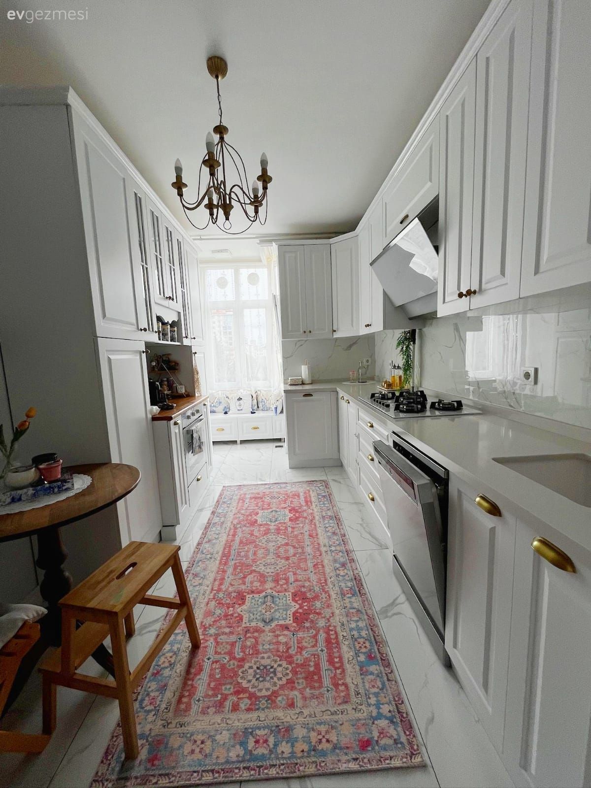 Mutfak, Beyaz, Country mutfak, Shaker kapaklı dolaplar, Mutfak tezgahı, Mutfak tezgah arası, Ankastre, Altın, Kırmızı, Ahşap Mobilya, Mutfak halısı, Kilim, Halı, Sandalye, Mutfak masası, Avize, Aydınlatma, Mutfak Avize Modelleri