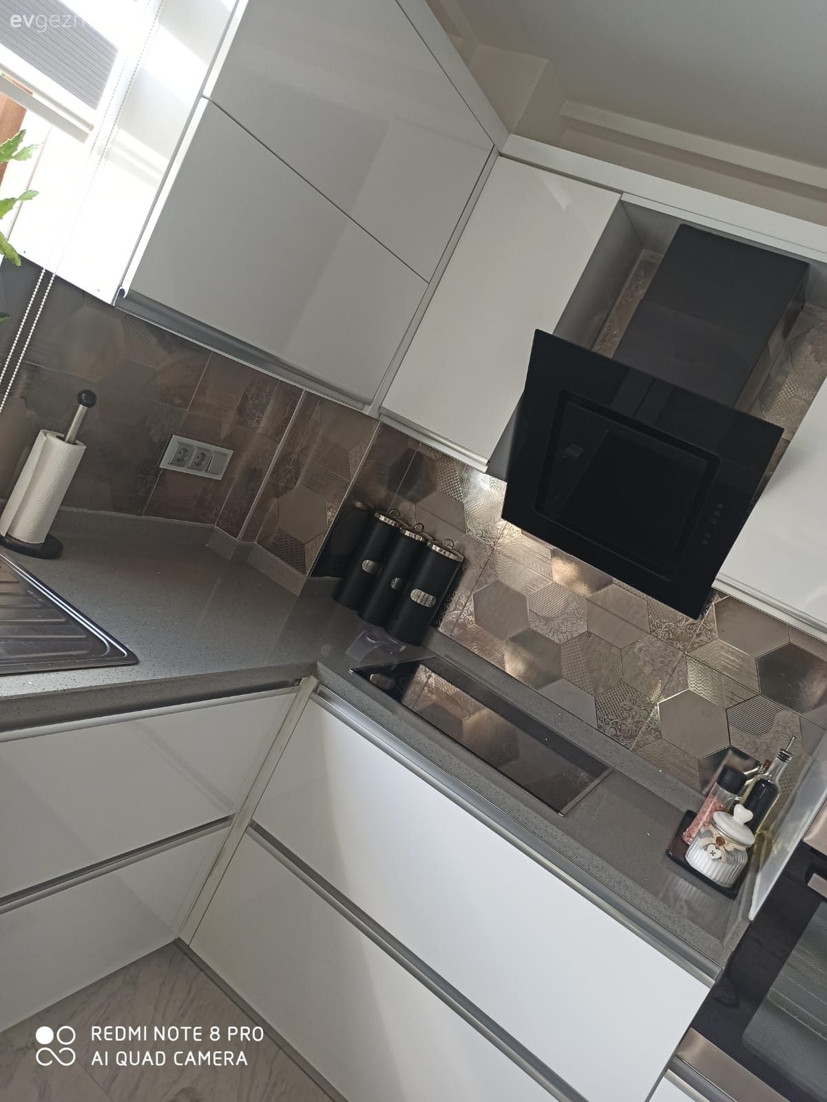 Beyaz mutfak, Mutfak, Modern mutfak, Kulpsuz mutfak dolabı, Mutfak tezgahı, Mutfak tezgah arası, Davlumbaz, Beyaz, Tezgah arası seramik