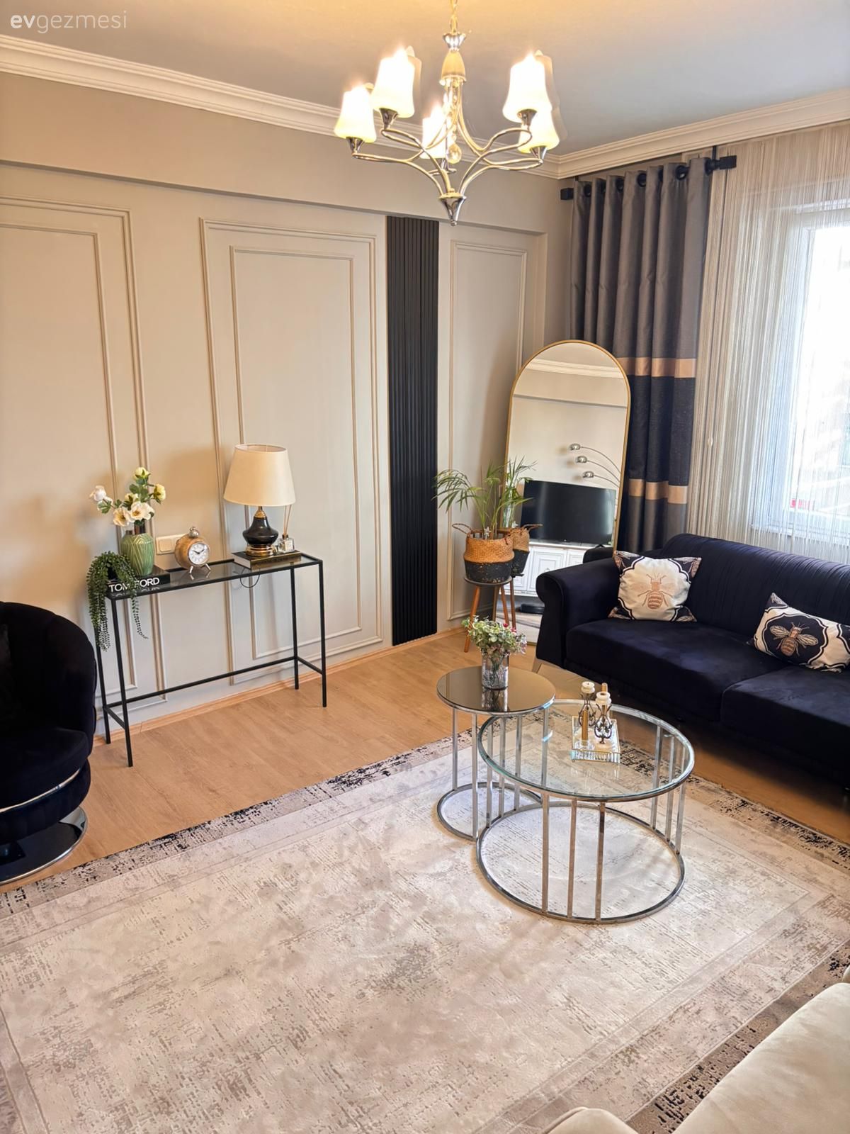 Bu Salonda Modern Parçalar Art Deko Detaylarla Zenginleşmiş