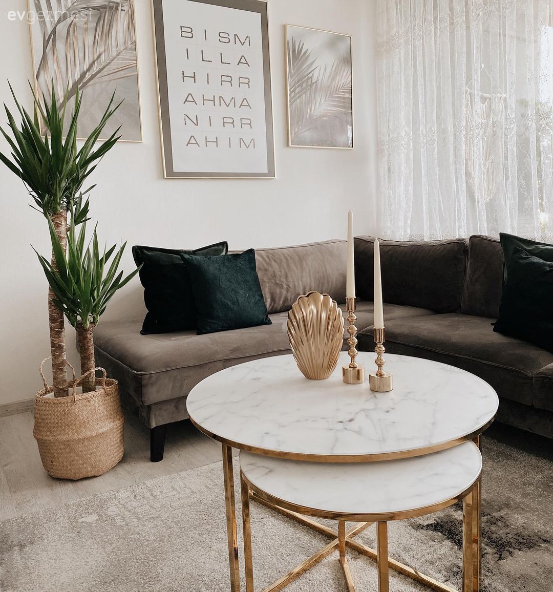 Salon, Köşe koltuk, Koltuk takımı, Gri koltuk, Tablo, Duvar dekorasyonu, Hasır sepet, Saksı, Ev bitkisi, Şamdan, Ev Aksesuar, Kırlent, Ev tekstili, Yuvarlak sehpa, Sehpa