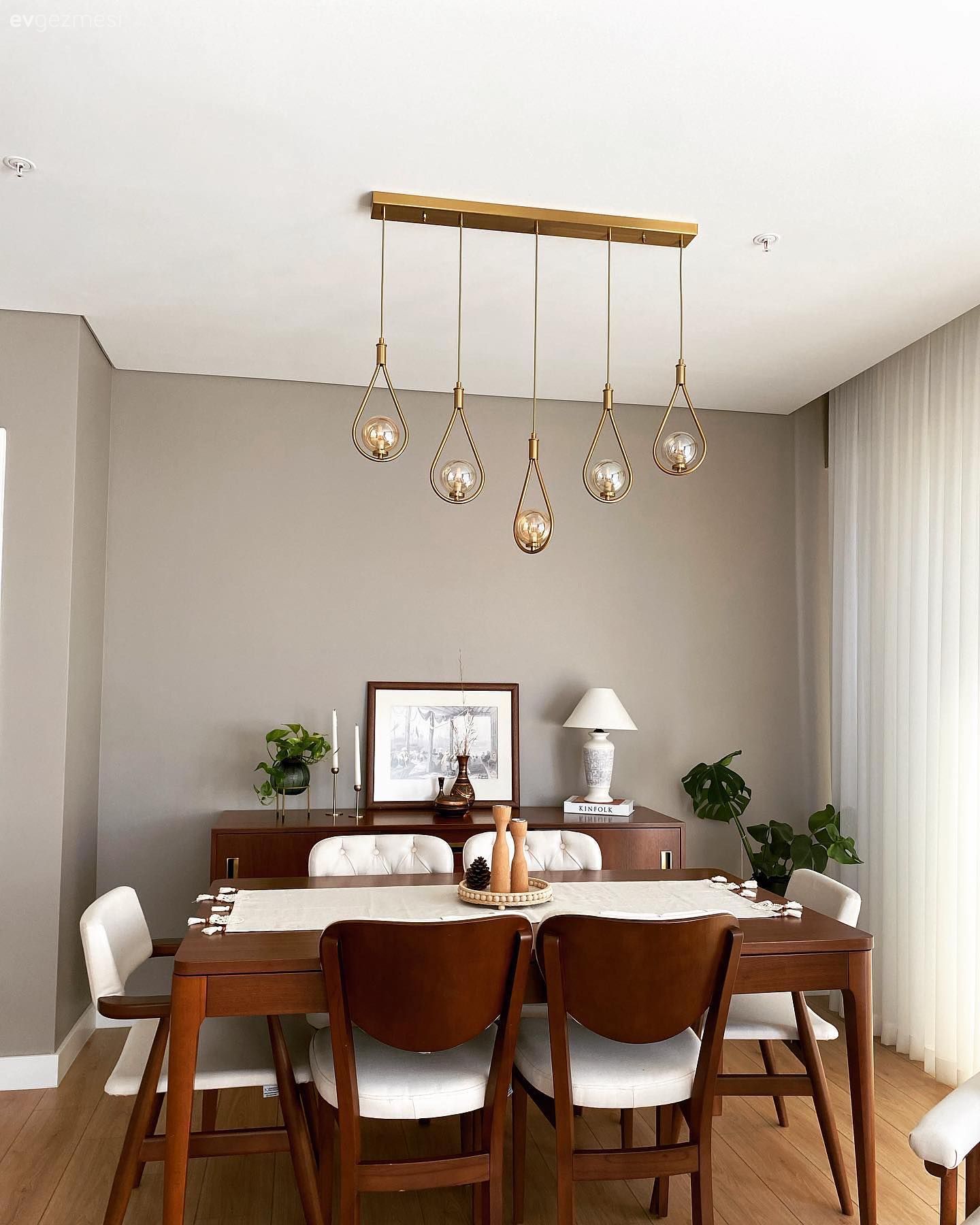 Yemek Odası, Ahşap Mobilya, Country, Kahverengi, Krem, Beyaz, Konsol, Konsol üzeri dekoratif objeleri, Tablo, Duvar dekorasyonu, Abajur, Aydınlatma, Avize, Yemek odası avizesi, Tül perde, Perde