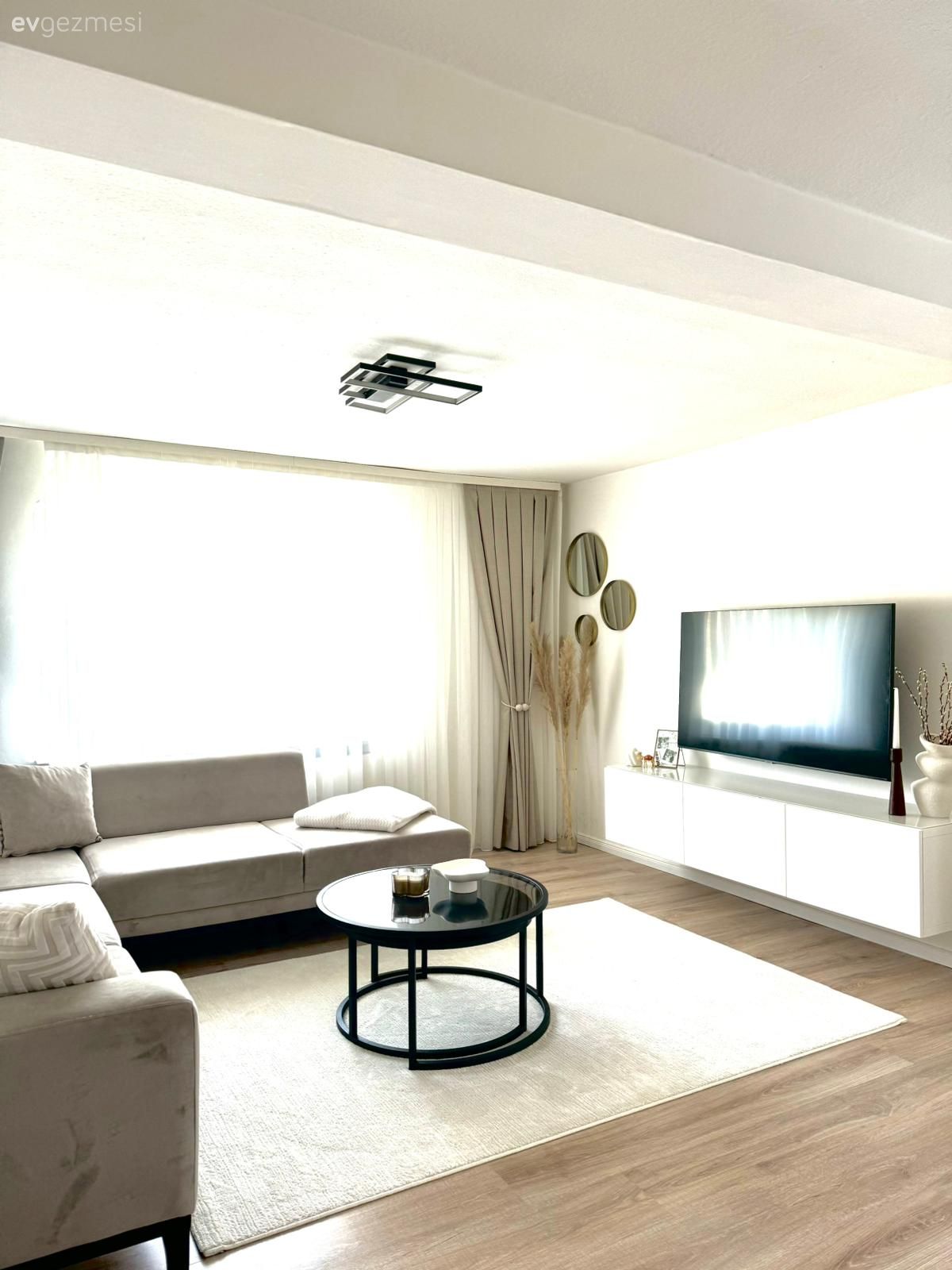 Salon, Modern, İskandinav, Vizon, Bej, Siyah, Köşe koltuk, Koltuk takımı, Fon perde, Perde, Tül perde, Tv ünitesi, Tv ünitesi aksesuarları, Ev Aksesuar, Halı, Salon halısı, Orta sehpa, Sehpa