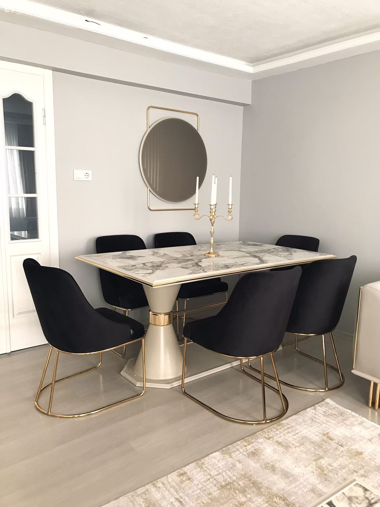 Bu İzmir Evinde Siyahın Asaleti Altın Yansımalarla Karışmış